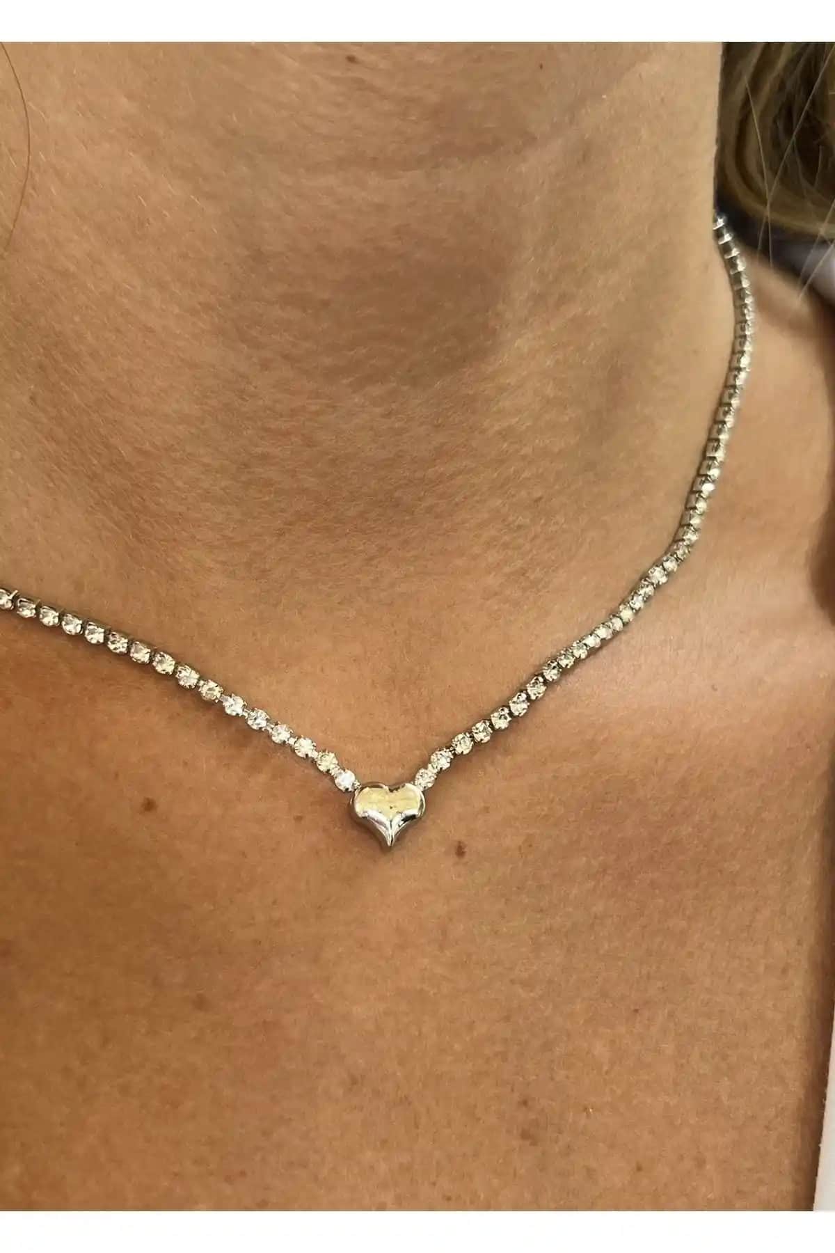 KİLİGİSTANBUL Gü<müş> Renk Kalp Su Yolu Kolye: Zarif ve Şık Takı Tasarımı