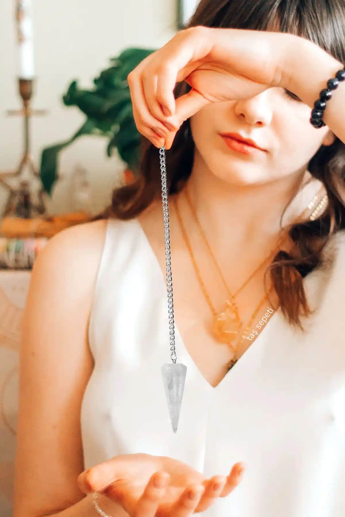 Kristal Kuvars Doğal Taş Pandül Sarkaç: Enerji Dengeleme ve Estetik Birlikteliği