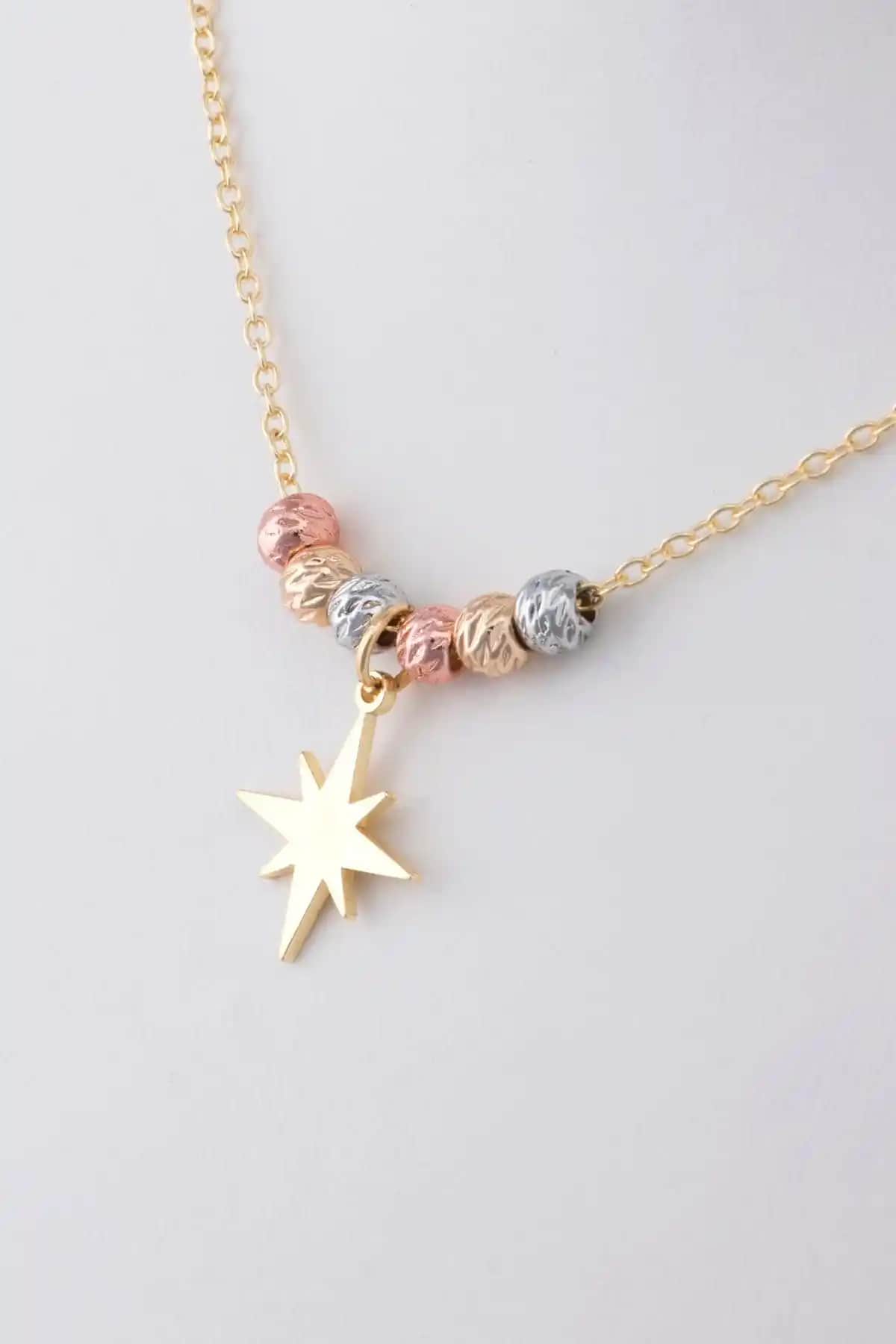 Kuzey Yıldızı Figürlü Dorika Kolye: Modern Tasarım ve Anlamlı Sembolizm