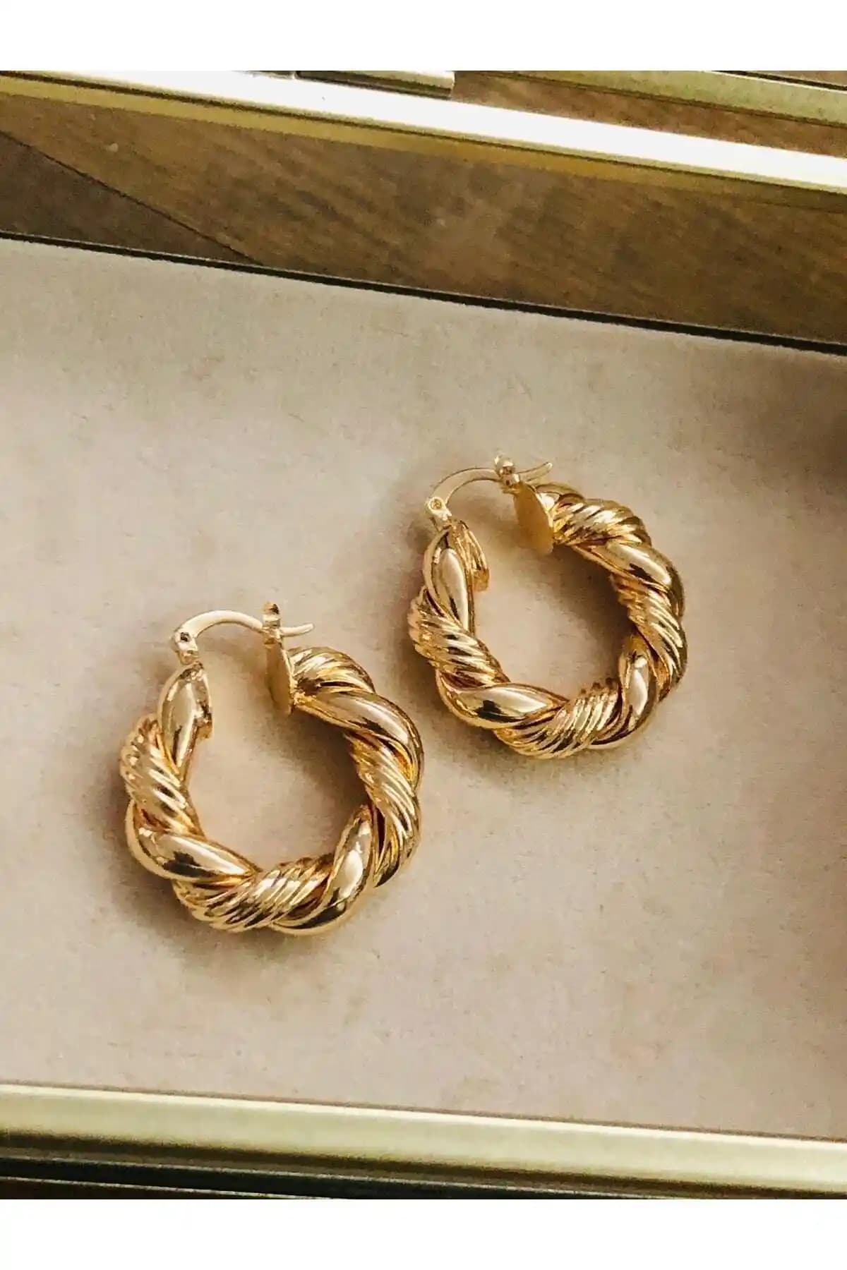 Lujo Jewelry Özel Seri Çelik Küpe: Şık ve Dayanıklı Modern Takı Seçeneği