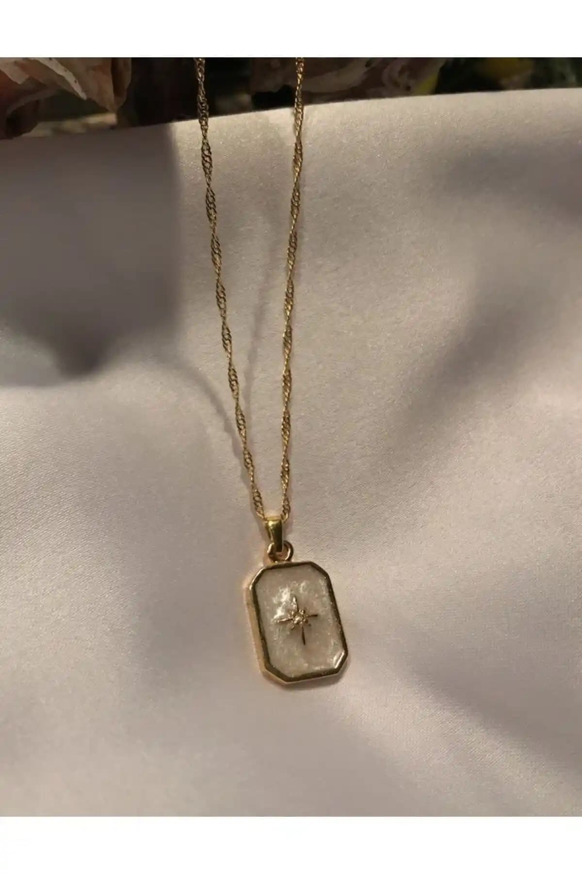 Mercy Kutup Yıldızı Plaka Kolye: Zarif ve Modern Takı Tasarımı