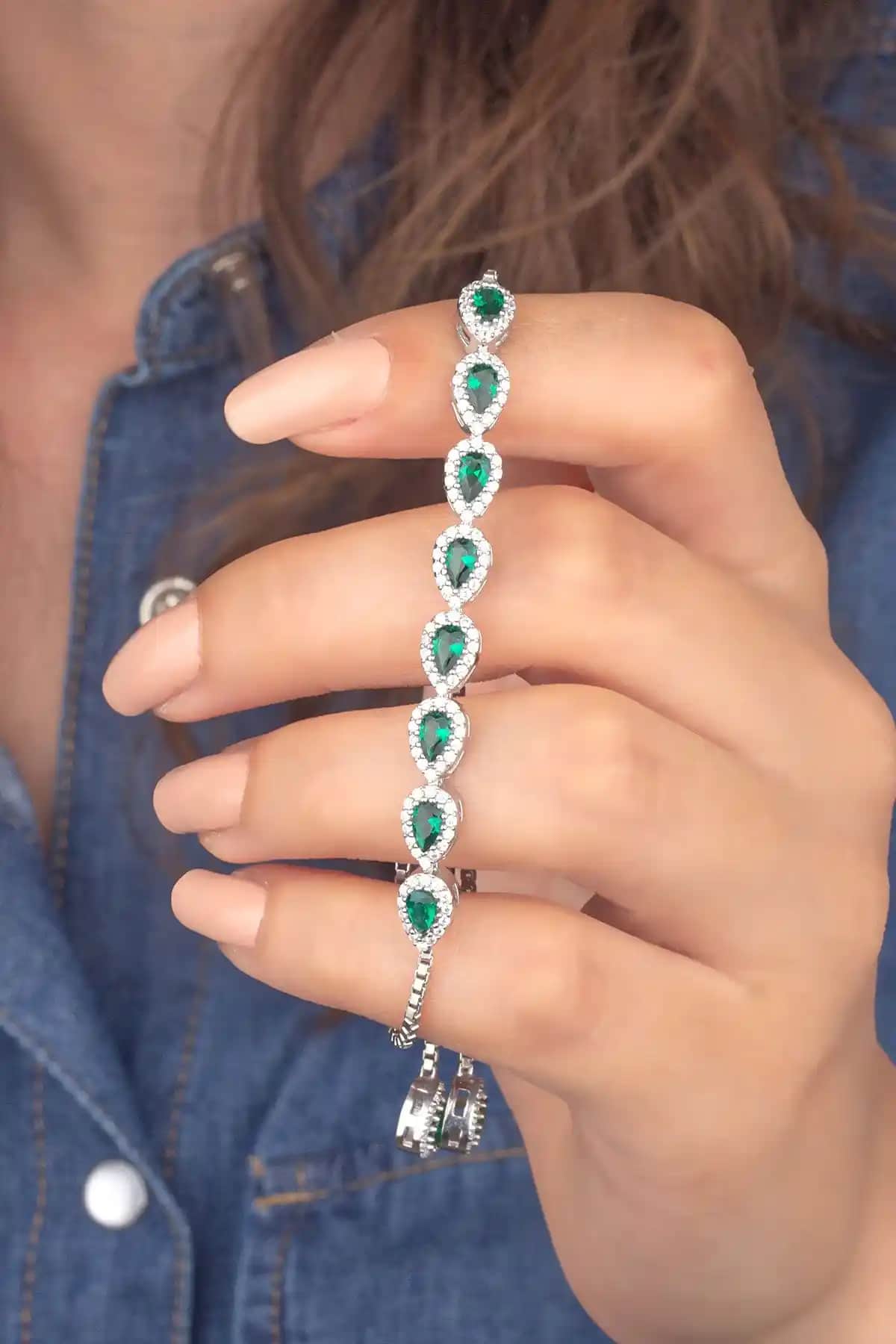 Miavi Silver 925 Ayar Gümüş Damla Zümrüt Taşlı Asansörlü Bileklik Özellikleri ve Kullanım Avantajları