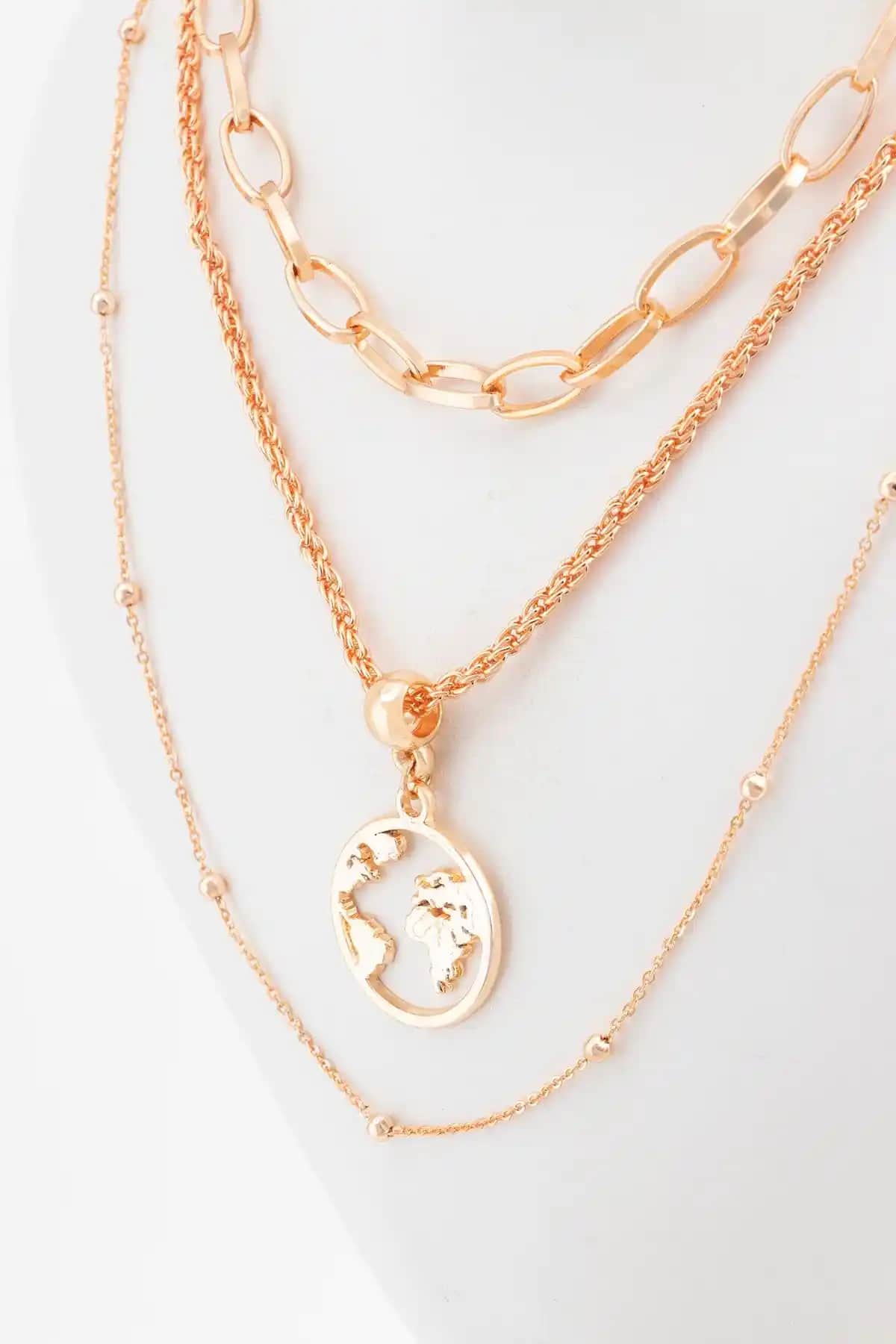 Modern ve Dayanıklı Kültürel Motiflerle Zenginleştirilmiş Altın Renkli Kolye