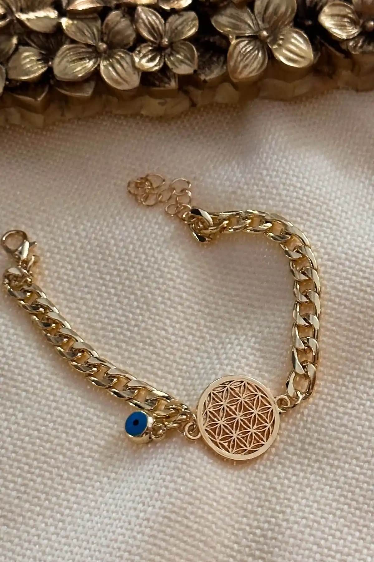 Modern ve Dayanıklı Nazar Sallantılı Zincir Bileklik Trendy Butik Tasarımı