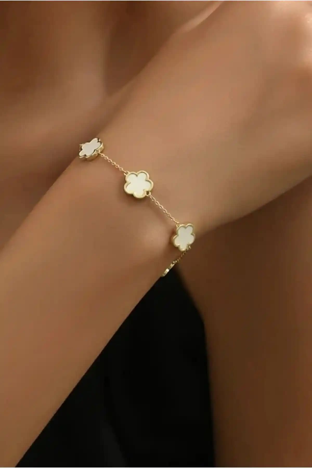 Monalisa Toka Kadın Gold Beyaz Yonca Bileklik Şıklık ve Zarafetin Modern Simgesi