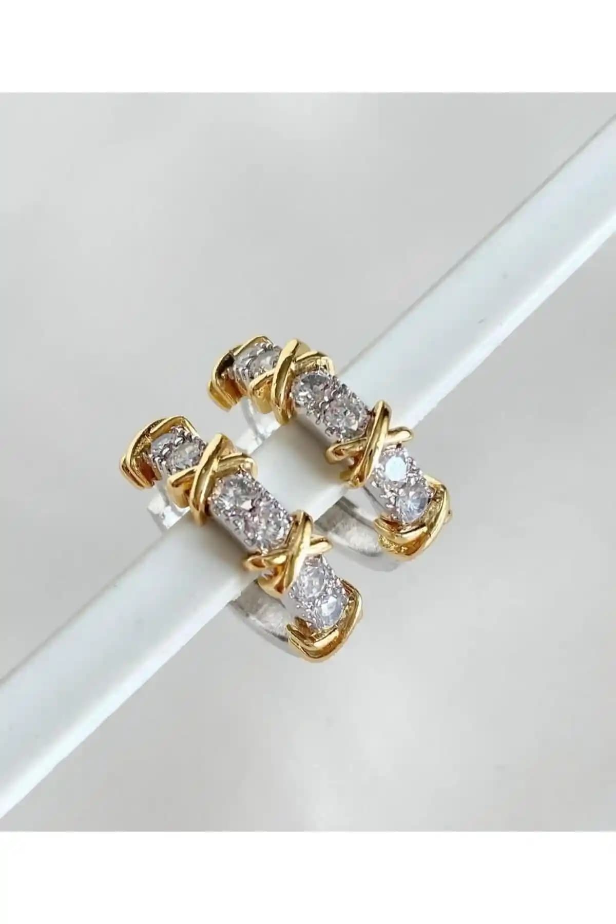 mrise Çelik X Xoxo Taşlı Küpe: Şıklık ve Dayanıklılığı Bir Arada Sunan Zarif Tasarım