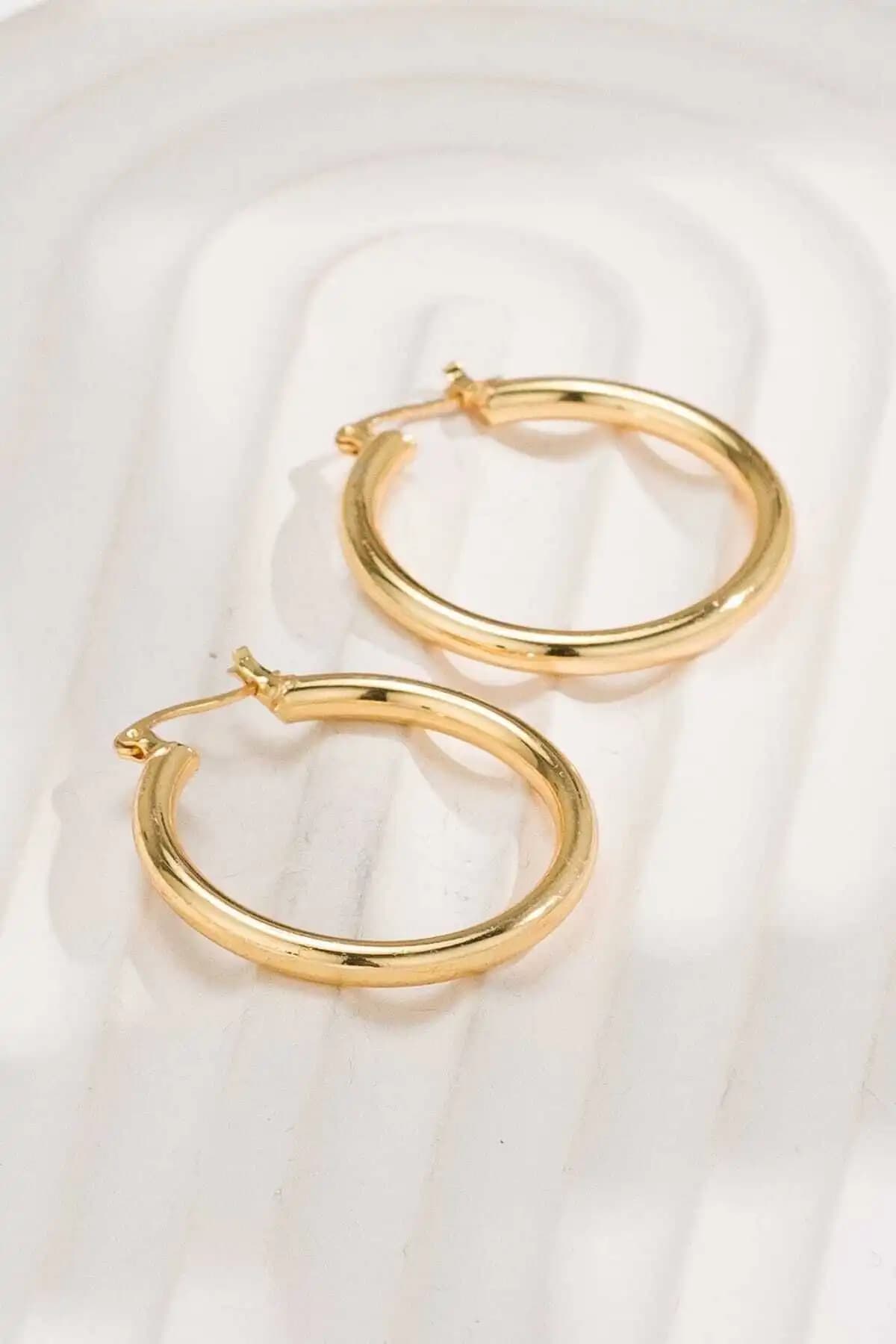 MRK Kadın Vintage Halka Çelik Gold Küpe: Şıklık ve Dayanıklılığı Bir Arada Sunar