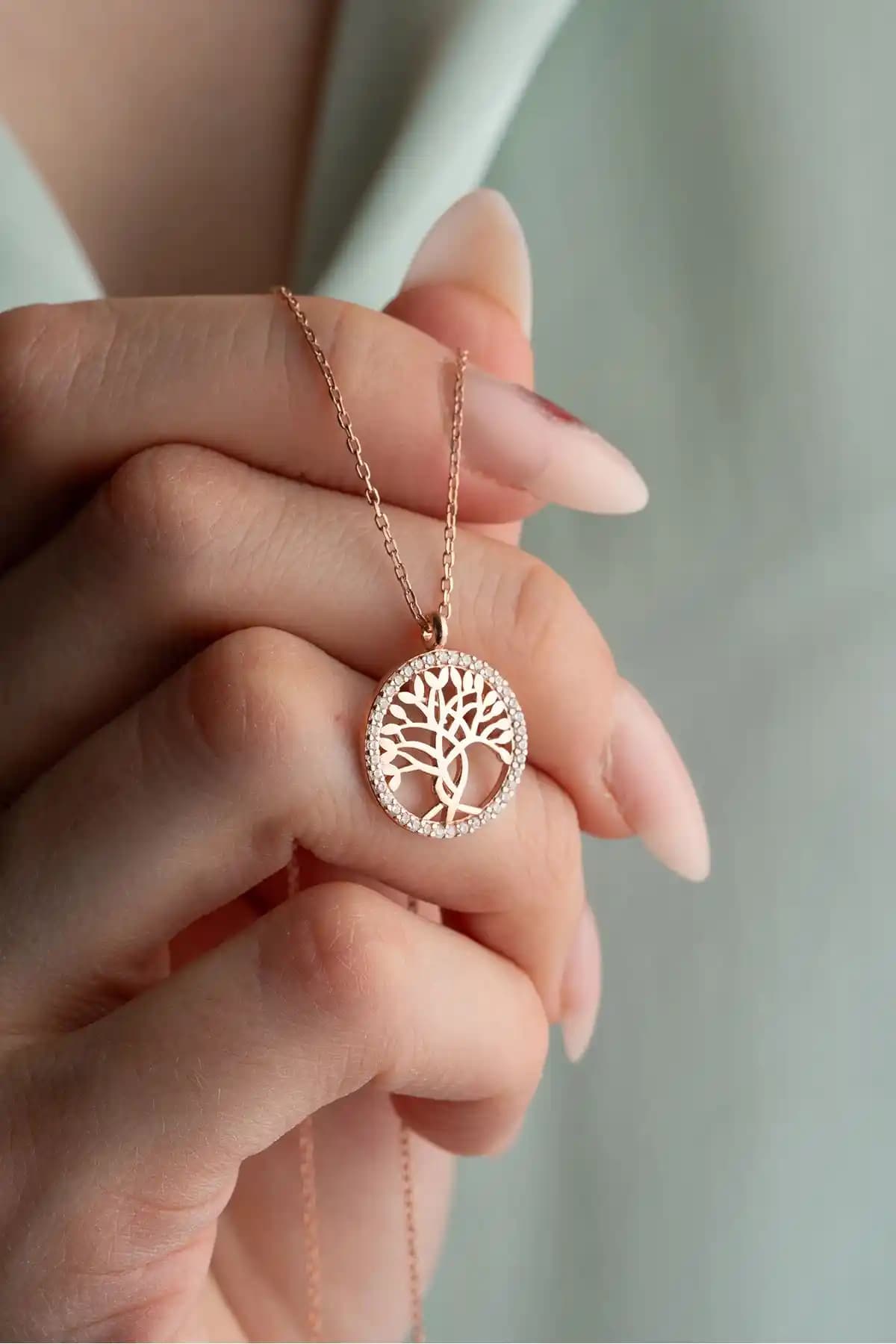 NEREZE 925 Ayar Gümsü Rose Kaplama Hayat Ağacı Kolye Detayları ve Kullanım İpuçları