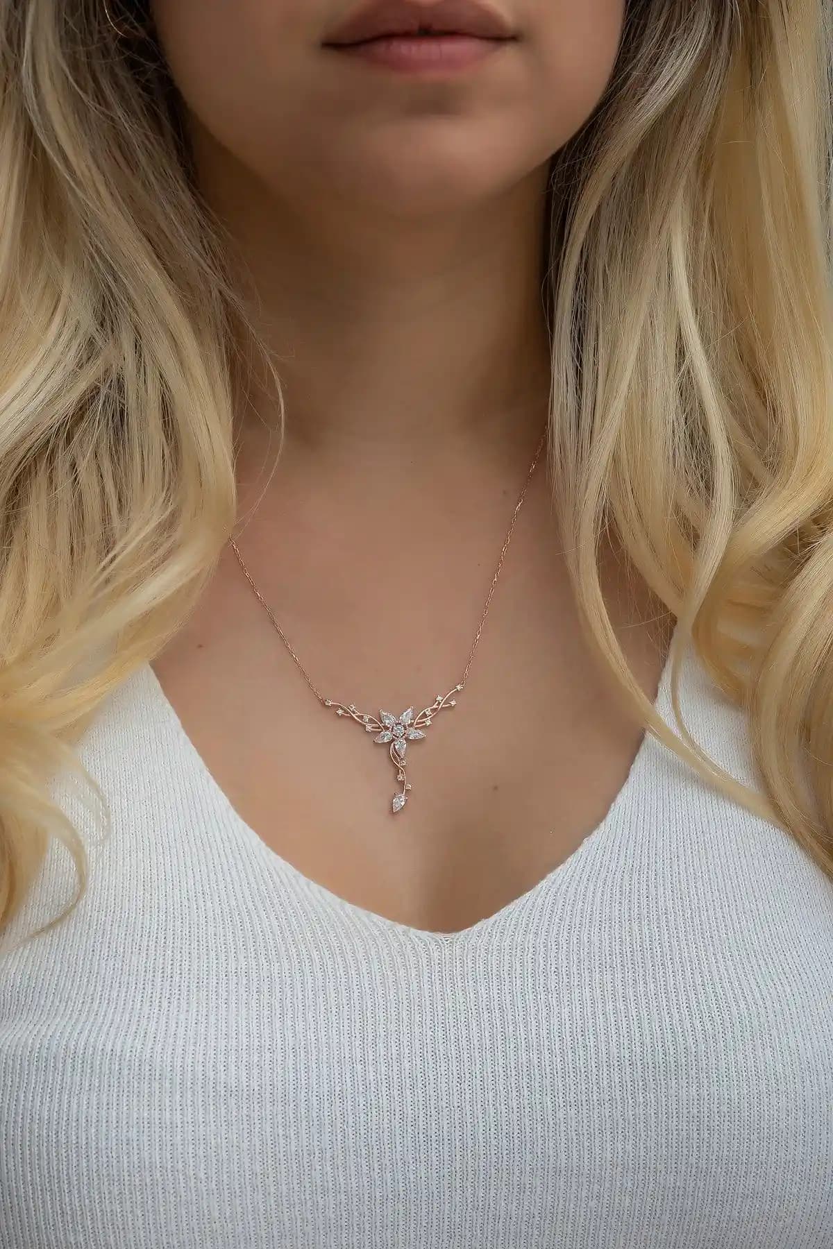 NEREZE 925 Ayar Gümsüş Rose Sarmaşık Model YılDız Detaylı Kolye