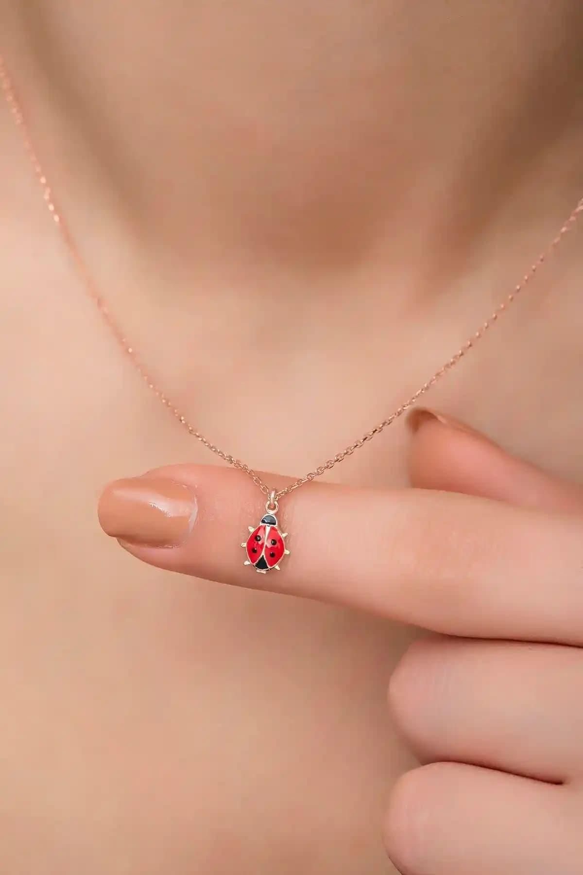 NEREZE 925 Ayar Gümüş Kırmızı Mineli Uğur Böceği Kolye: Zarif ve Şık Aksesuarlar