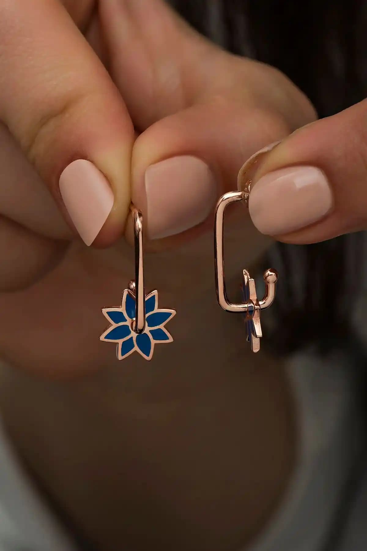 NEREZE 925 Ayar Gümüş Küpe Karşılaştırması: Mavi Mineli ve Pembe Zirkon Tasarımları