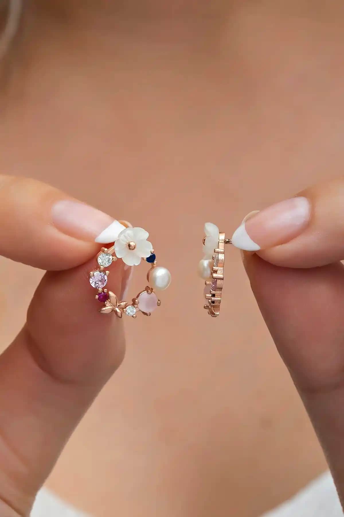 NEREZE 925 Ayar Gümüş Manolya Çiçeği Model Bahar Küpeleri Ürün Özellikleri ve Tasarımı