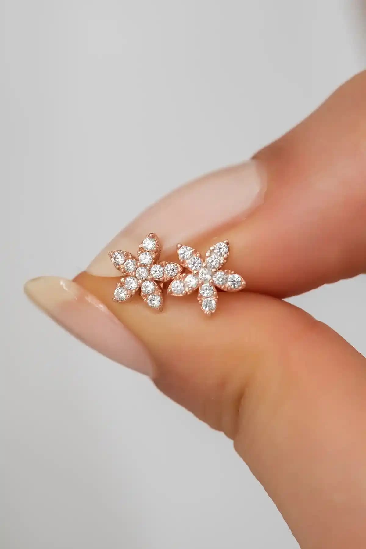 NEREZE 925 Ayar Gümüş Minik Rose Kır Çiçeği Küpe Zarif ve Dayanıklı Takı Seçeneği