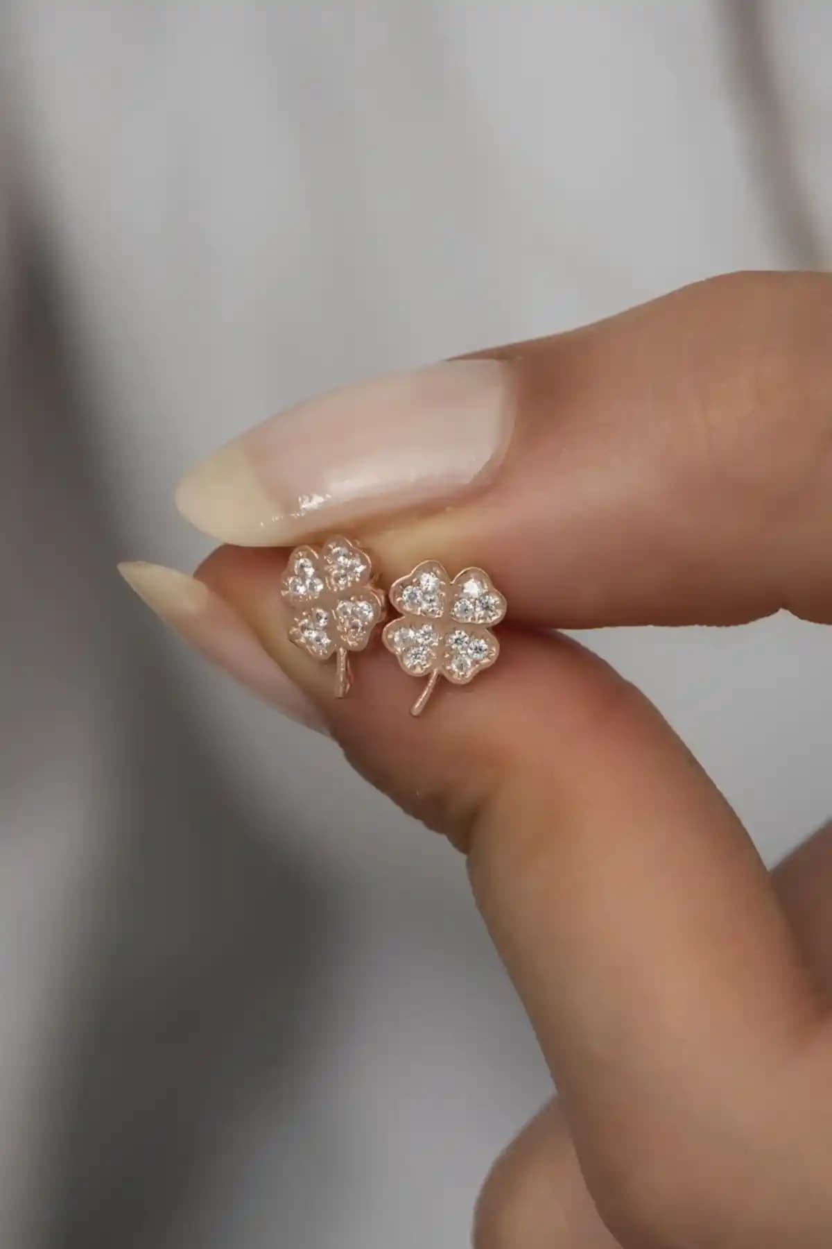 NEREZE 925 Ayar Gümüş Minik Yonca Küpe Zarif ve Dayanıklı Tasarım