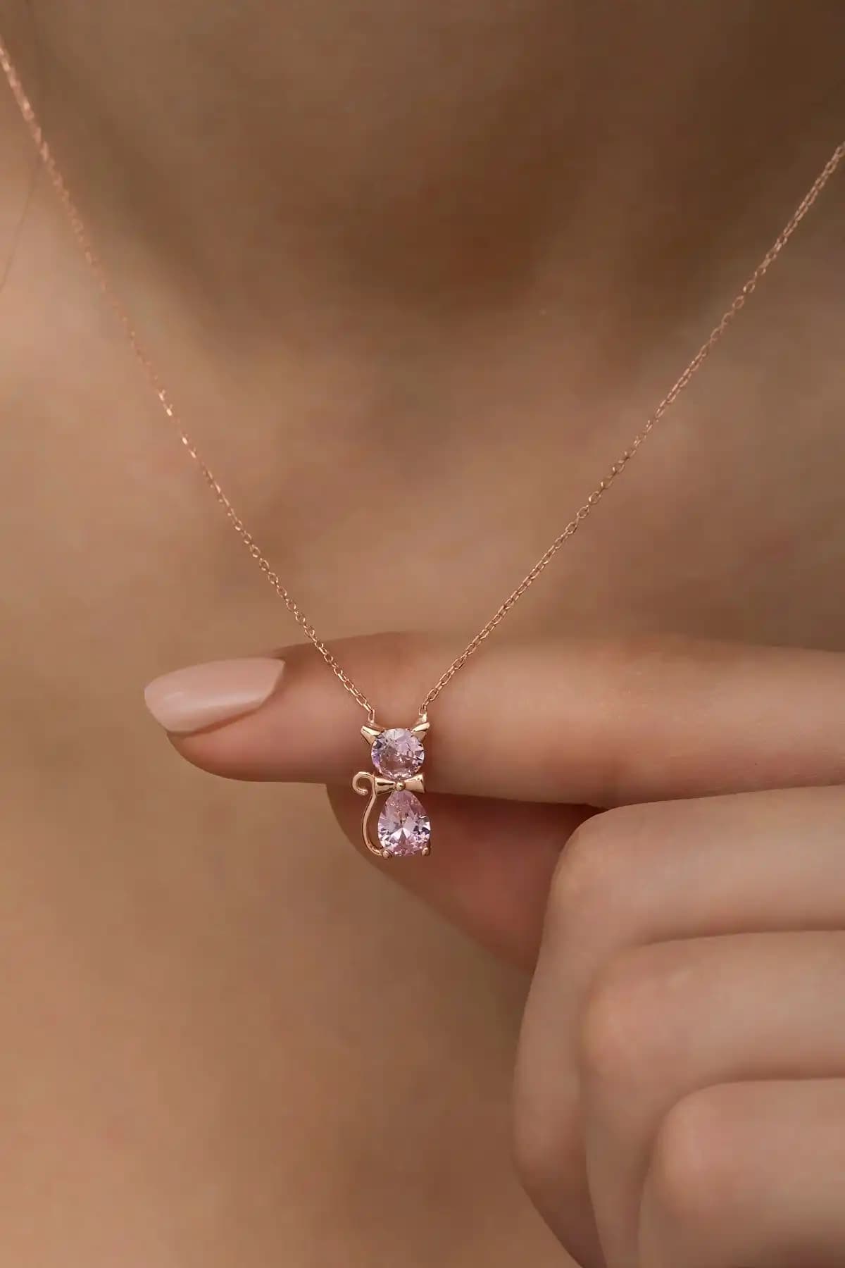 NEREZE 925 Ayar Gümüş Pembe Taşlı Kedi Kolye Zarif ve Modern Tasarım