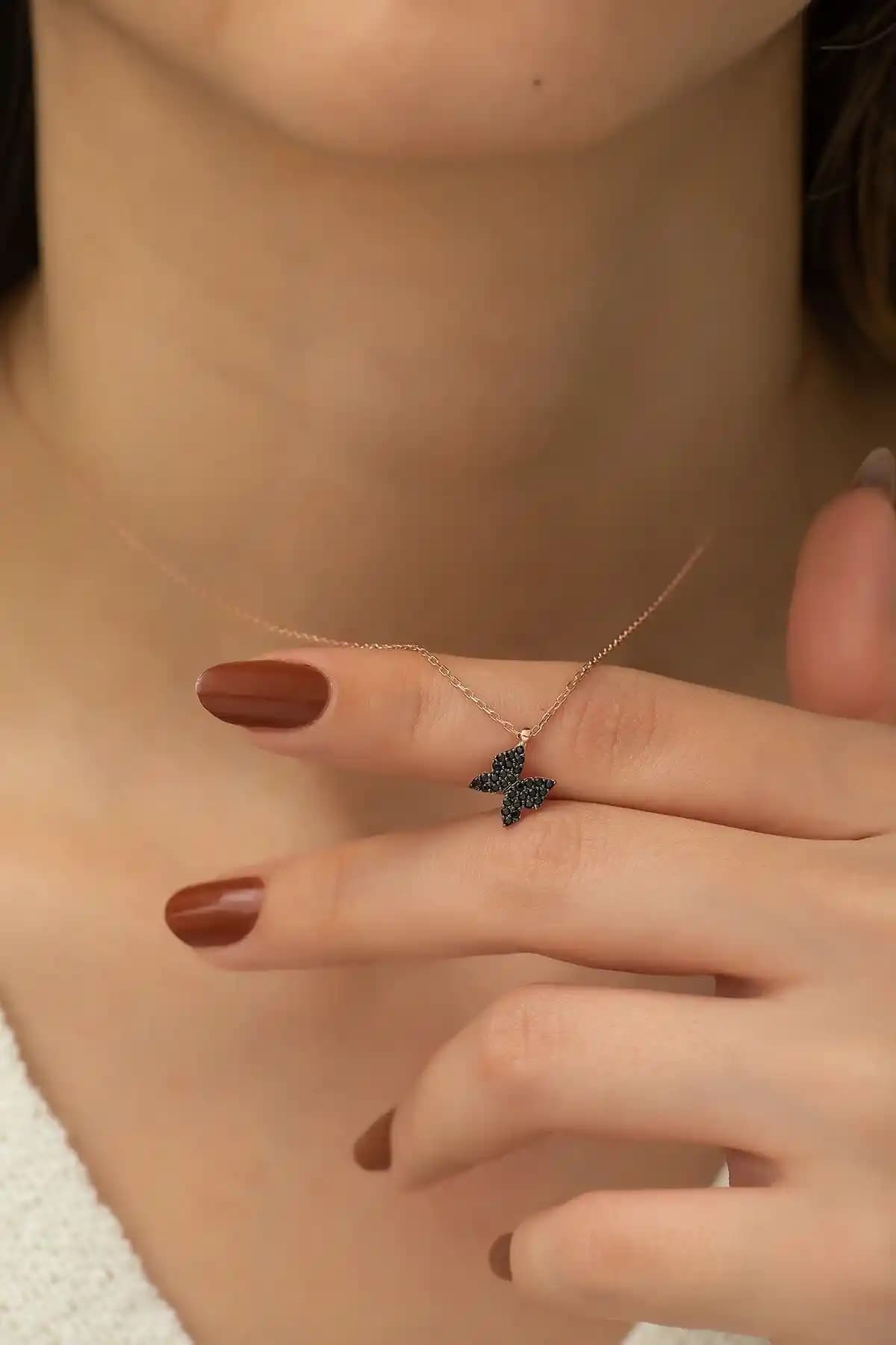 NEREZE 925 Ayar Siyah Kelebek Kolye: Zarif ve Şık Kadın Takısı