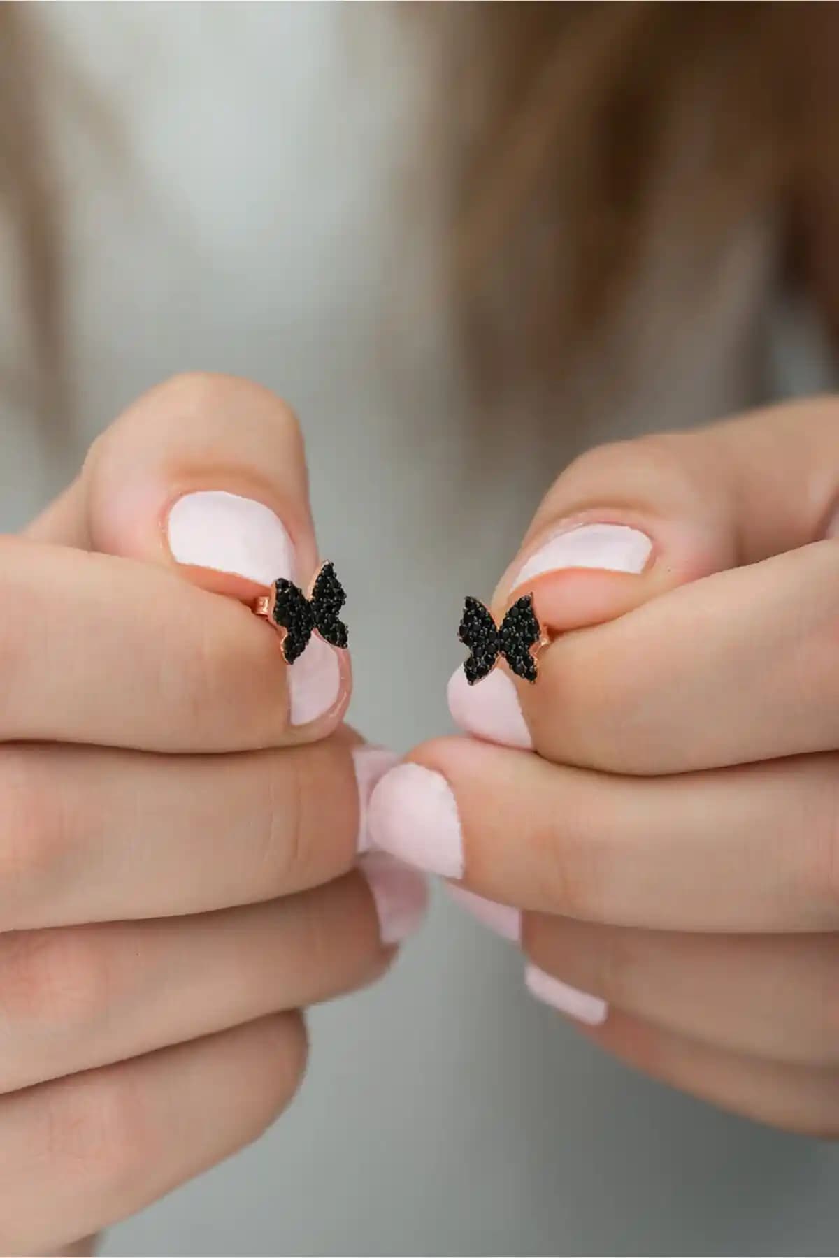 NEREZE 925 Ayar Siyah Kelebek Küpe - Zarif ve Modern Kadın Takısı