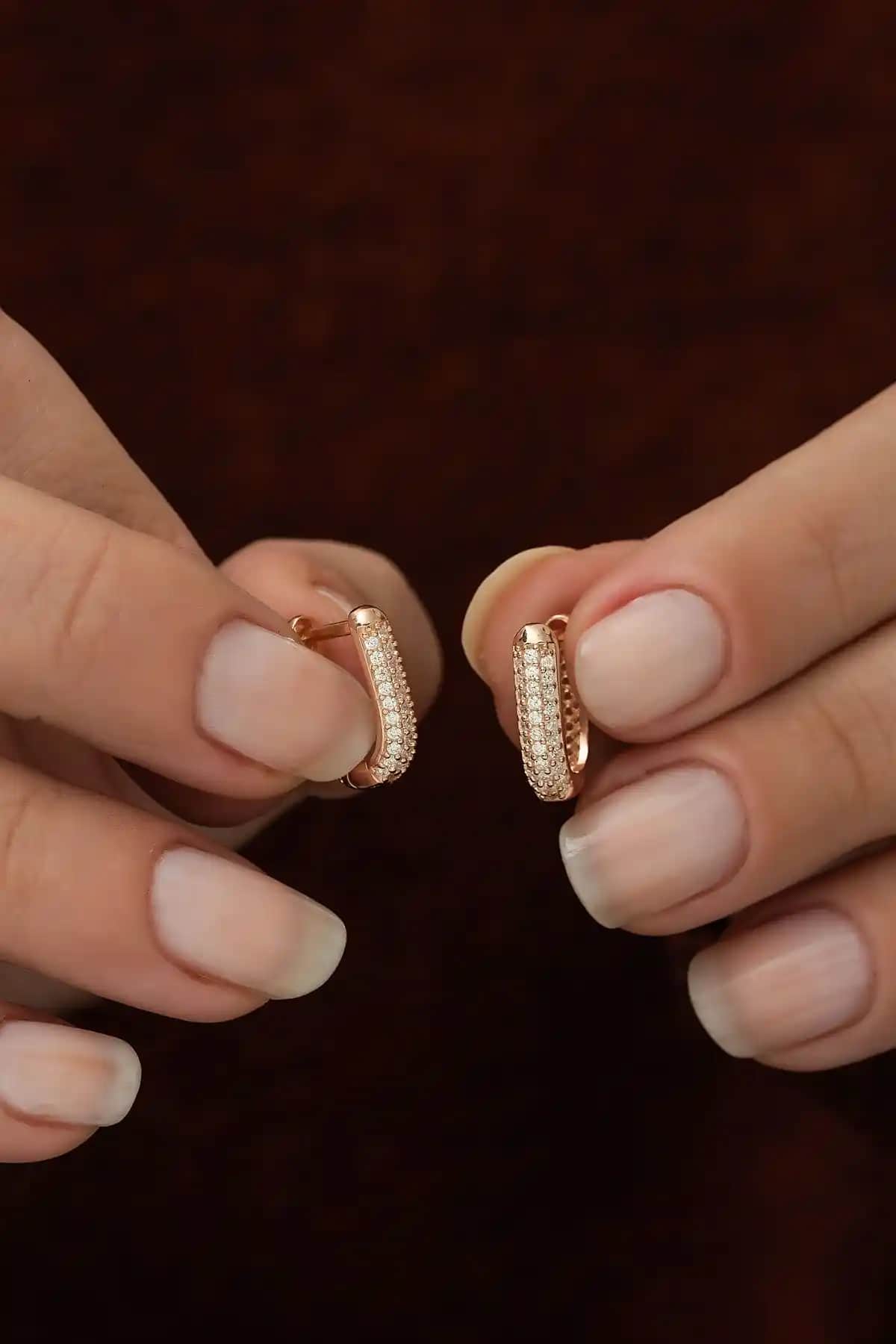 NEREZE Kadın 925 Ayar U Şeklinde Zirkon Taşlı Gümüş Küpe Şıklık ve Dayanıklılık Sunar