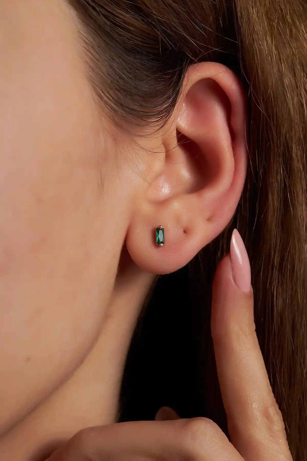 Ninova Silver Minimal Gümüş Zümrüt Taşlı Rose Kaplama Küpe Kadınlar İçin Şık Tasarım