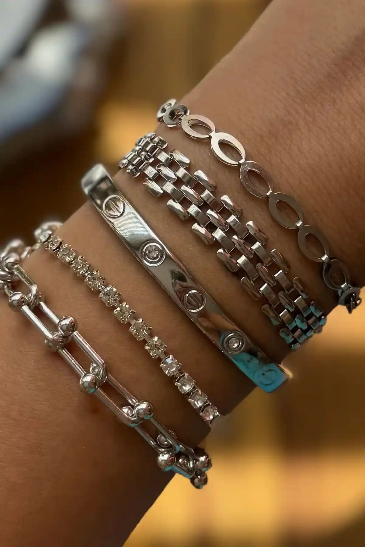 Onouqo ve Richard Jewell Kadın Bileklik Setleri Karşılaştırması