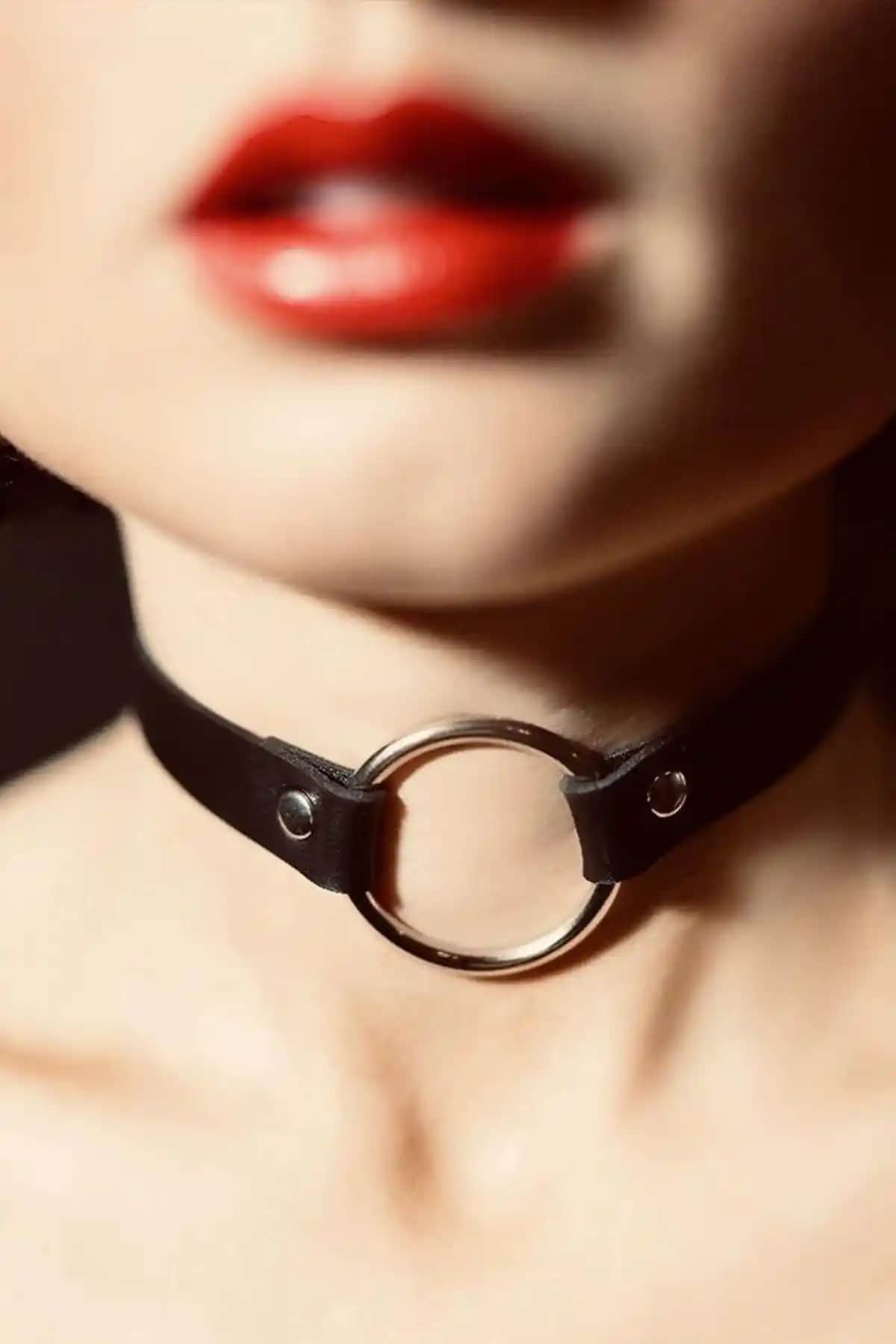 Pamuktenim Sade Şık İnce Deri Boyunluk 1070: Modern ve Dayanıklı Aksesuar