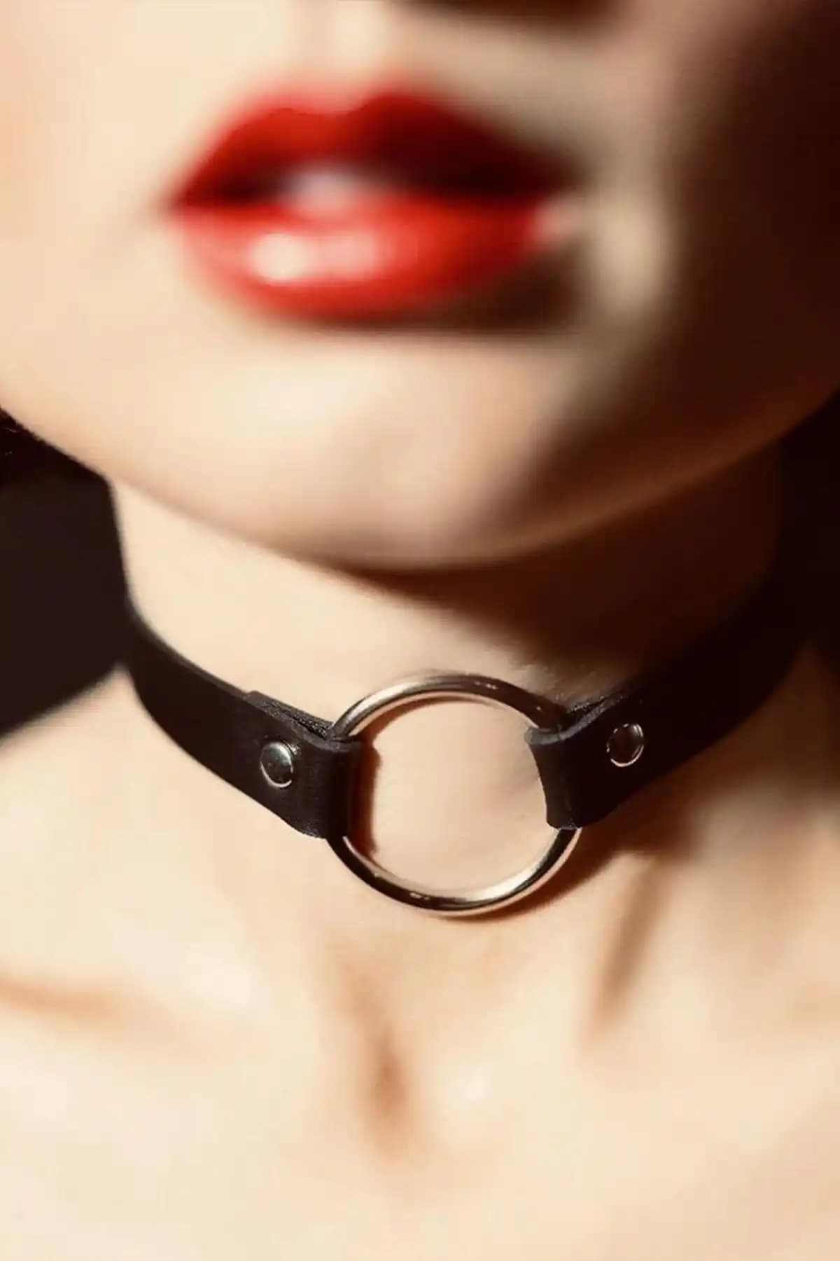 Pamuktenim Sade Şık İnce Deri Boyunluk 1070: Modern ve Dayanıklı Aksesuar