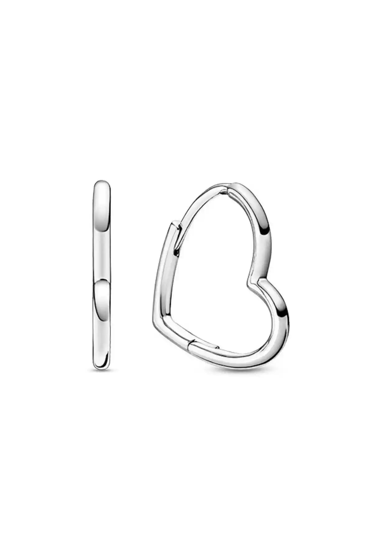 Pandora Asimetrik Kalpler Küpe: Modern ve Minimalist Tasarım ile Şıklık Yaratın