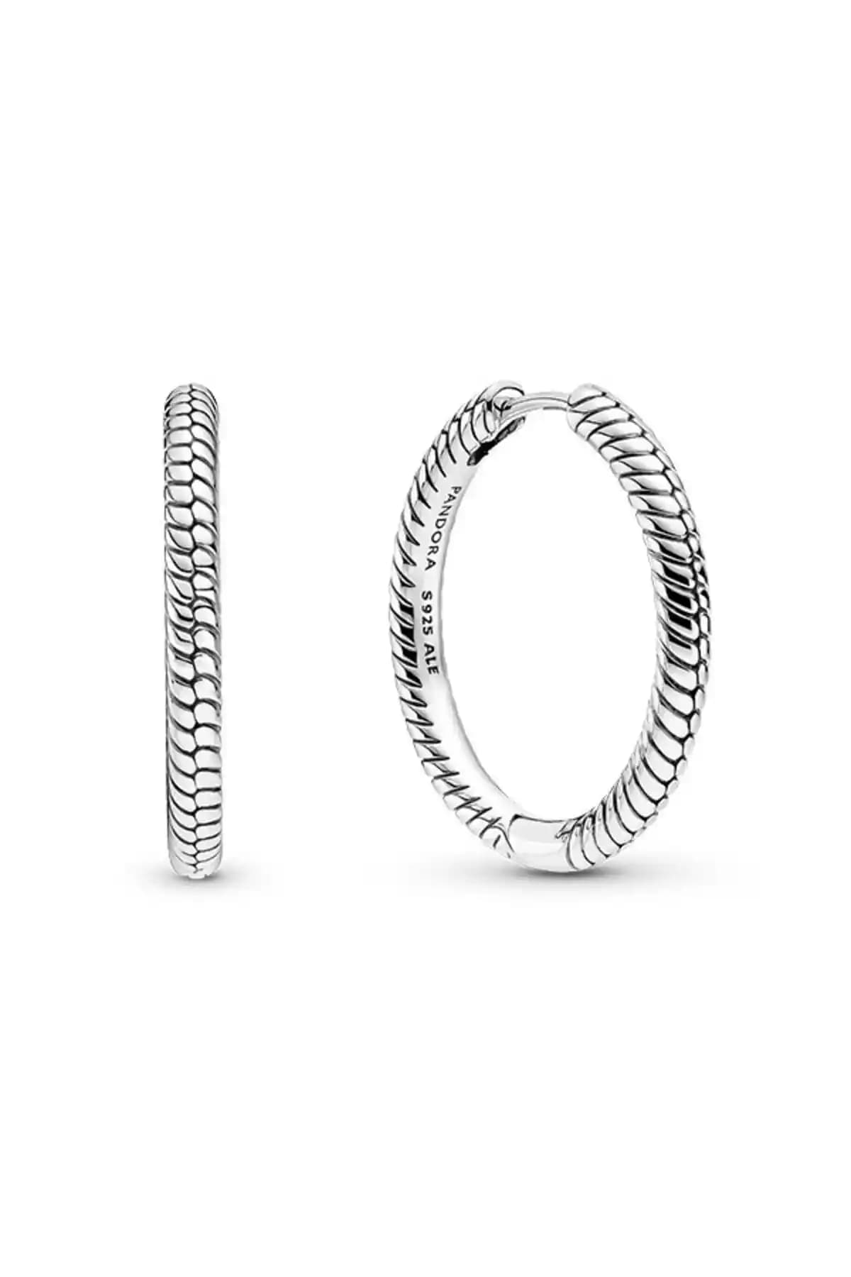 Pandora Moments Charm Halka Küpe: Şıklığı ve Zarafeti Yansıtan Modern Takı Seçeneği