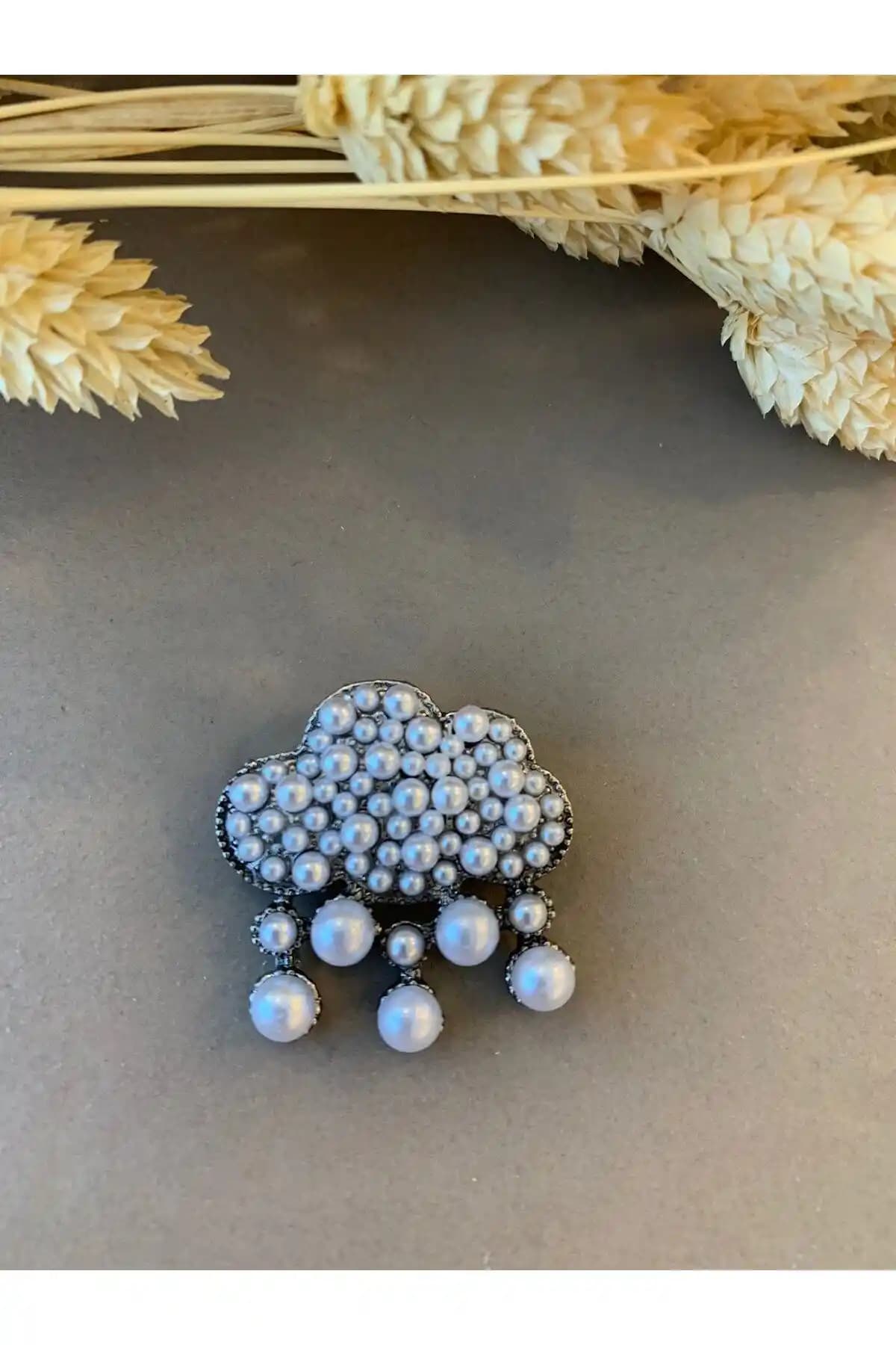 Pelin Aksesuar İncili Bulut Broş: Modern Tasarım ve Zarif Detaylarla Şıklık Yaratır