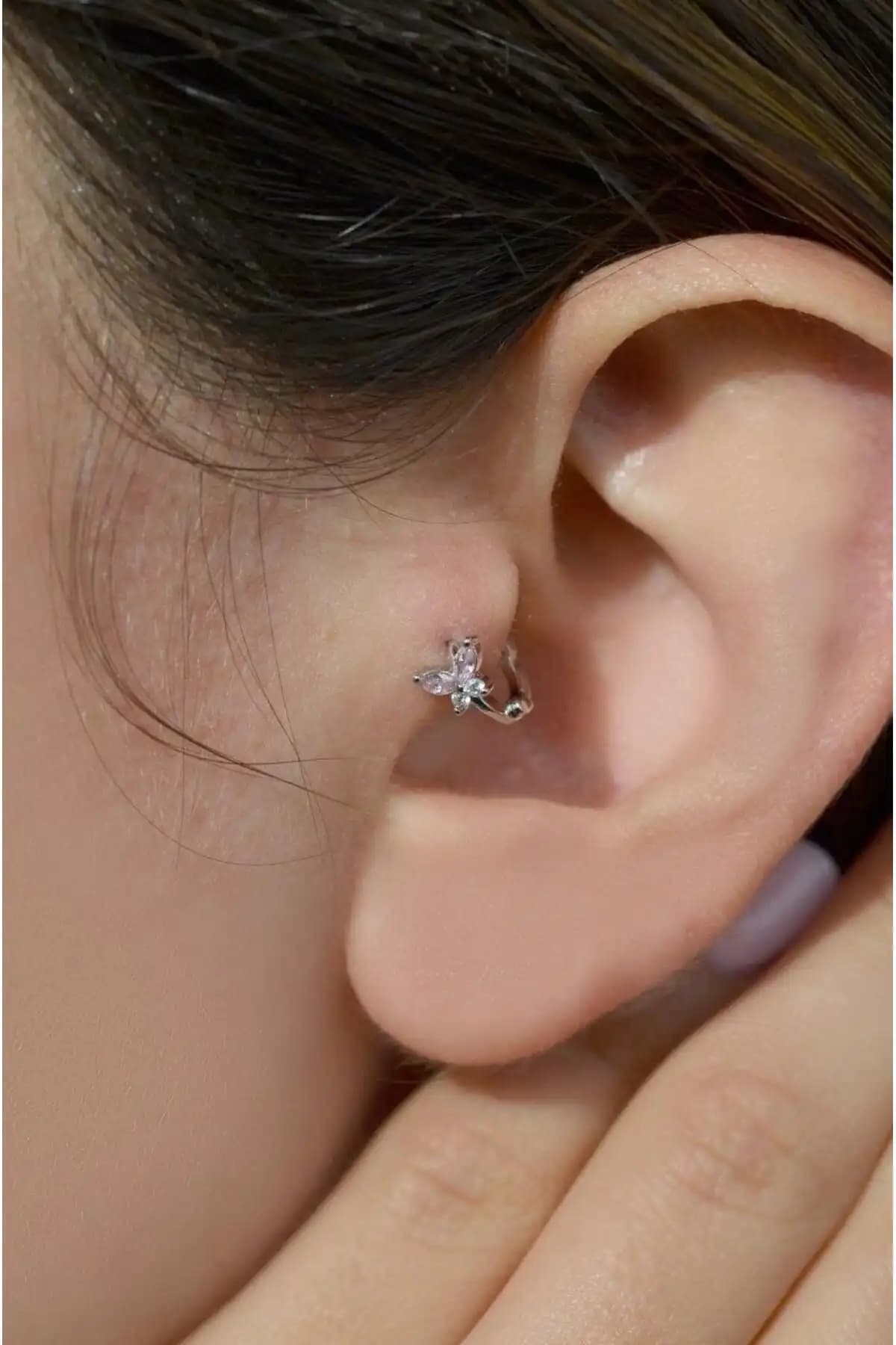 Pembe Kelebek Tragus Piercing Gümüş Renk Estetik ve Dayanıklı Kulak Aksesuarı