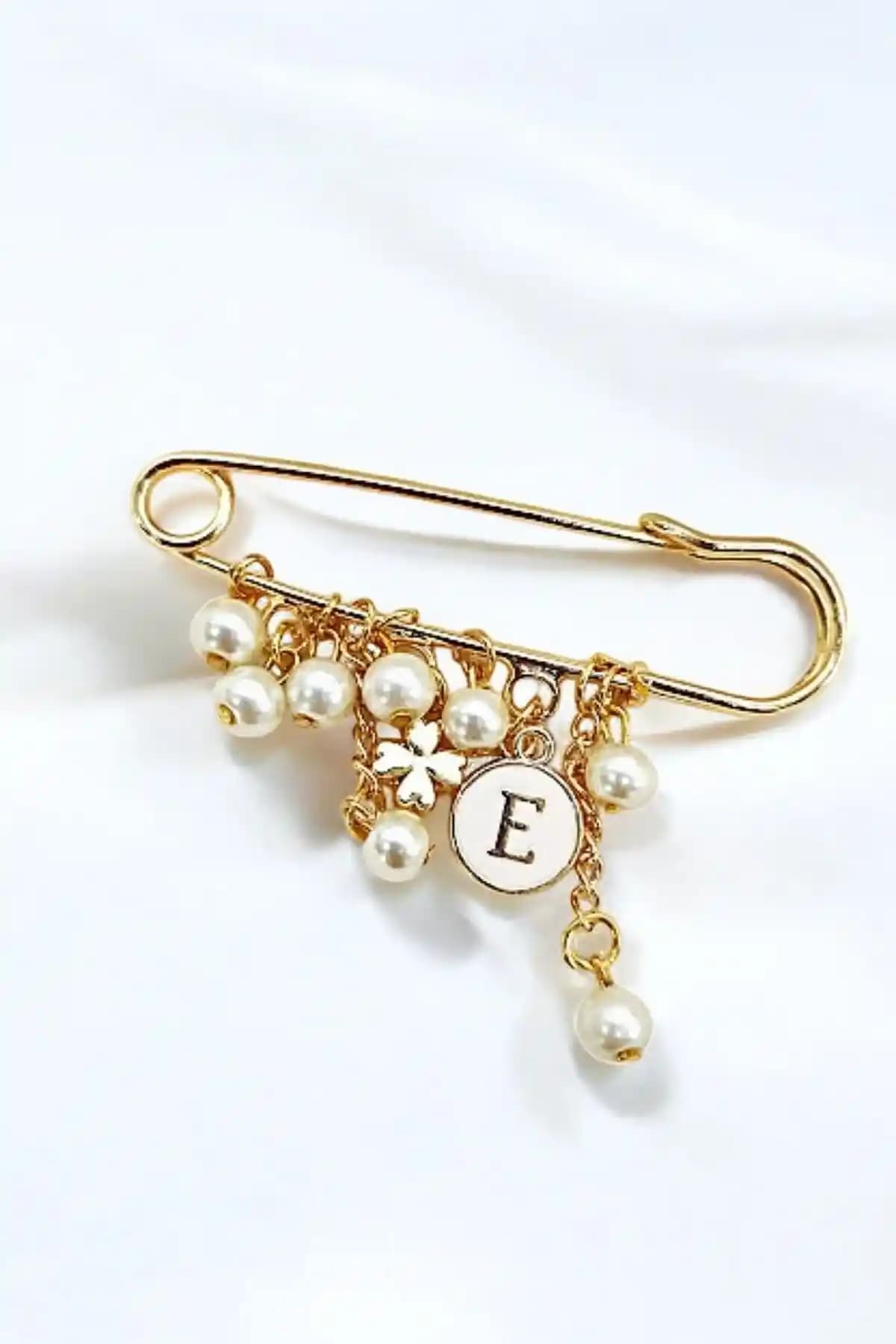 Petek Aksesuar Broşları Karşılaştırması: Incili Harf Yonca ve Nazar Göz Tasarımları