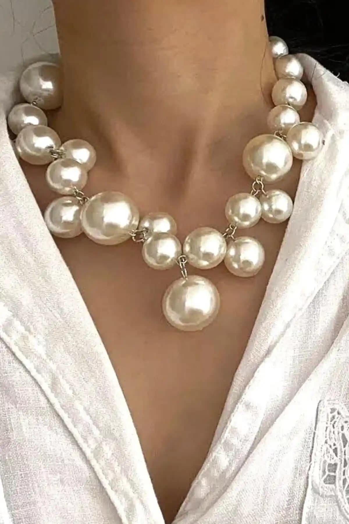 PETEK AKSESUAR Büyük Incili Köprülü Kolye Modern ve Zarif Tasarımıyla Şıklık Yaratır