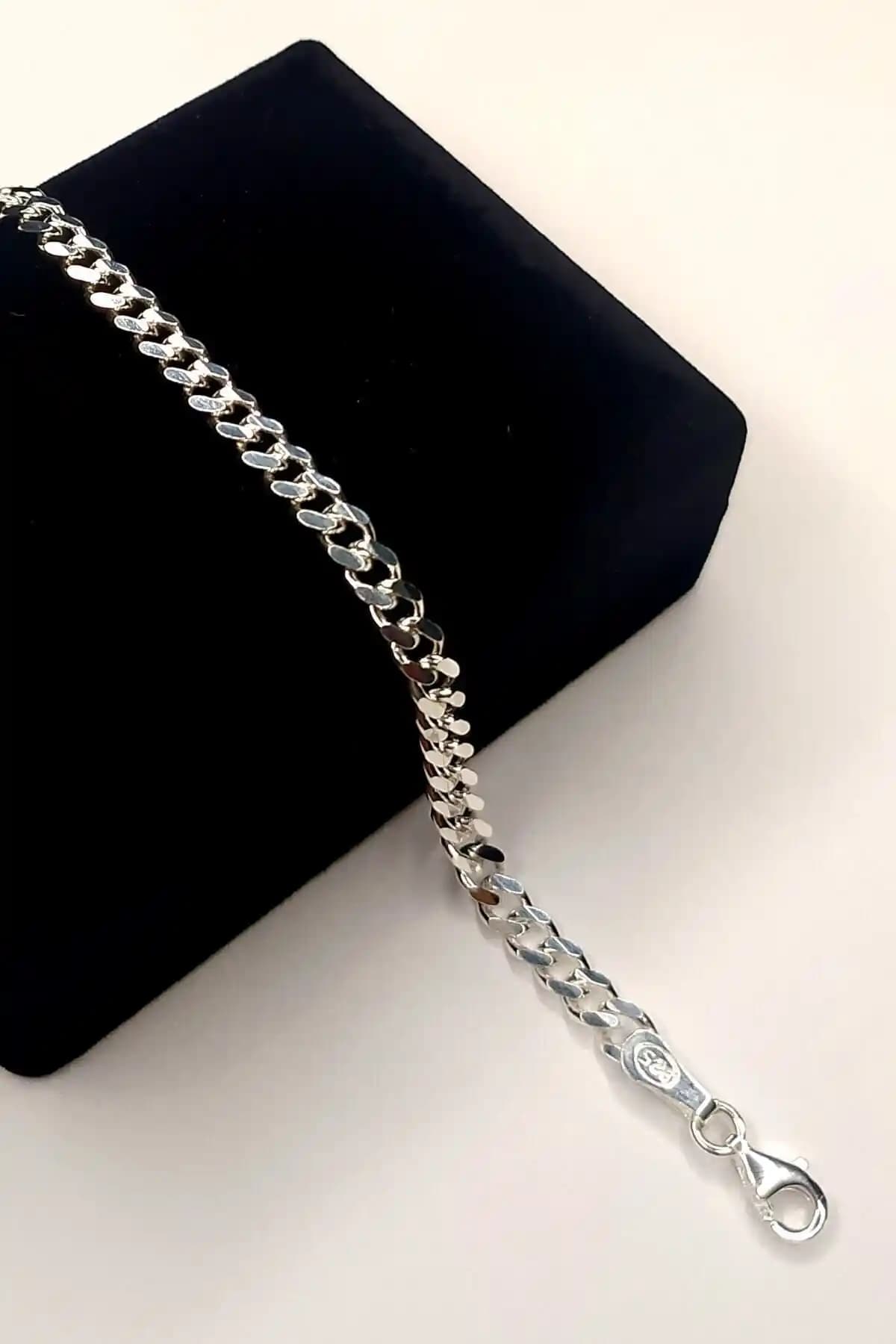 Piraye Silver Unisex Gümüş Zincir Bileklik Şıklık ve Kaliteyi Bir Arada Sunar