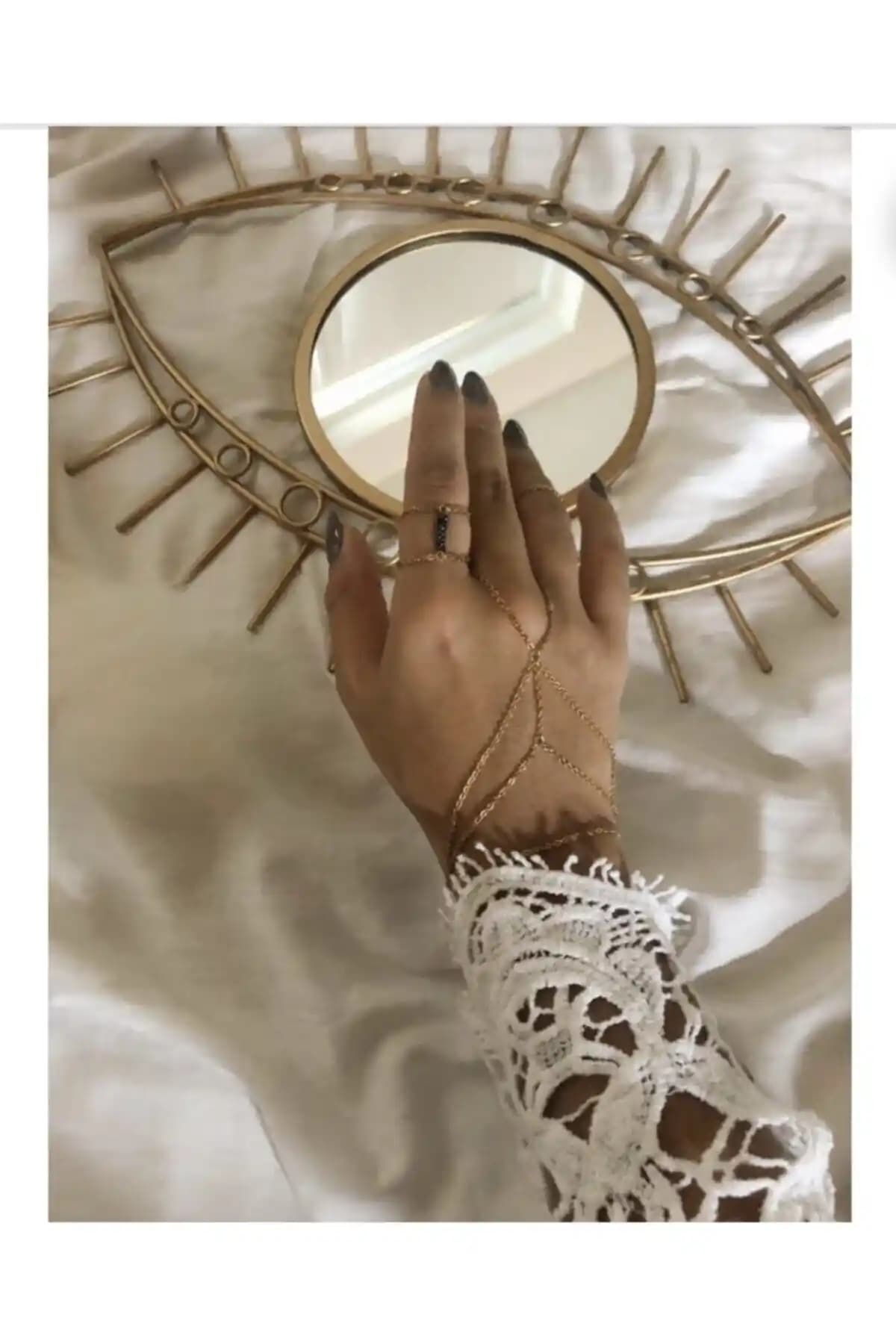 Pop Up Store Altın Kaplama Zincir El Aksesuarı Modern ve Zarif Tasarım