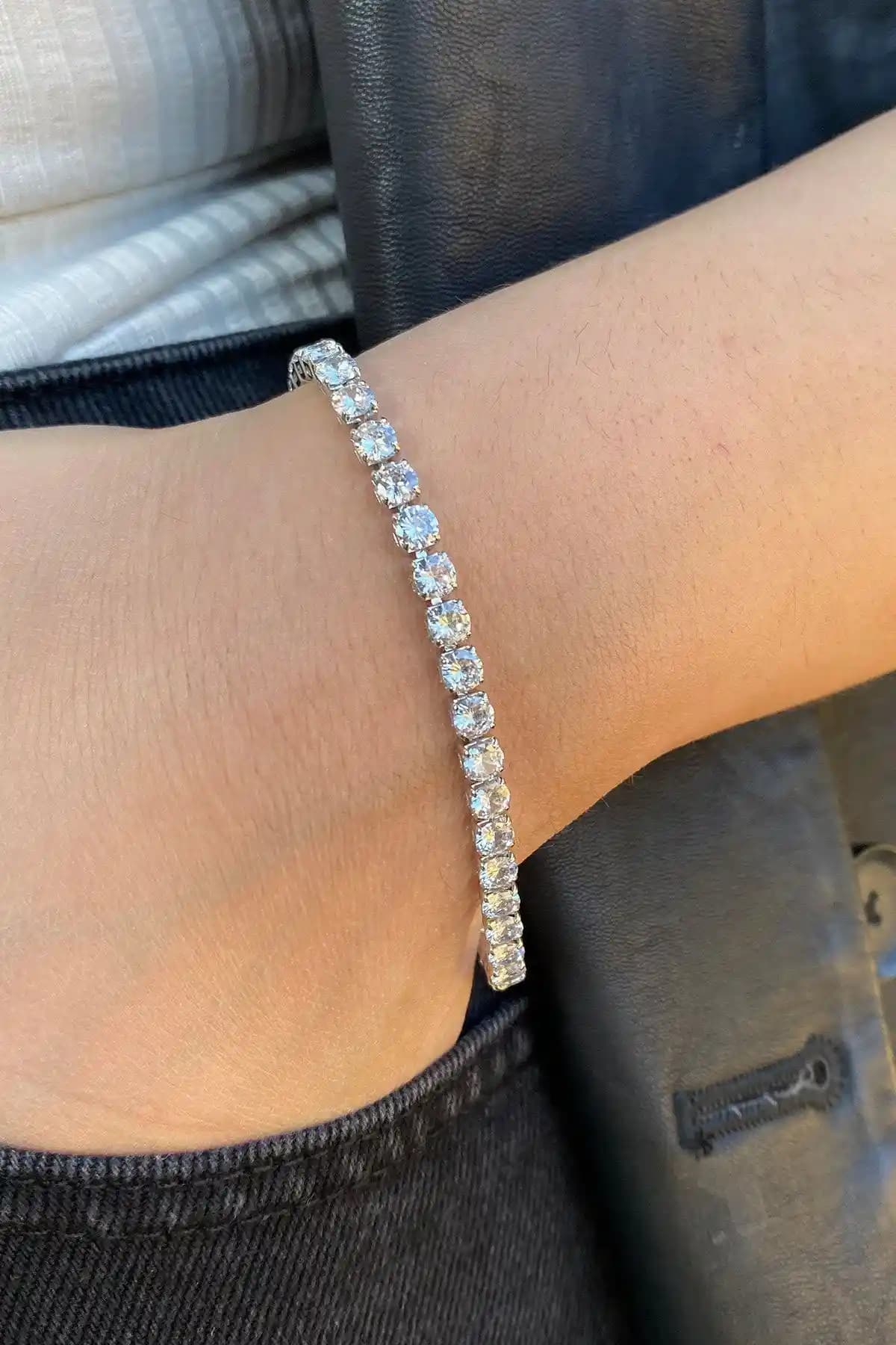 Ressia Su Yolu Zircon Taşlı Bileklik: Modern ve Şık Takı Tasarımı