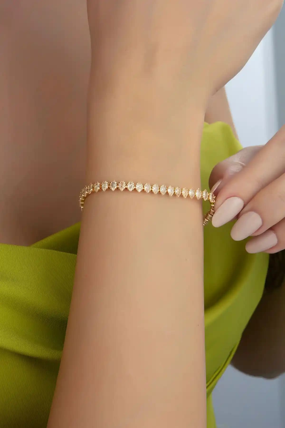 Ressia Zirkon Taşlı Mekik Model Su Yolu Bileklik Şıklık ve Dayanıklılık Sunar