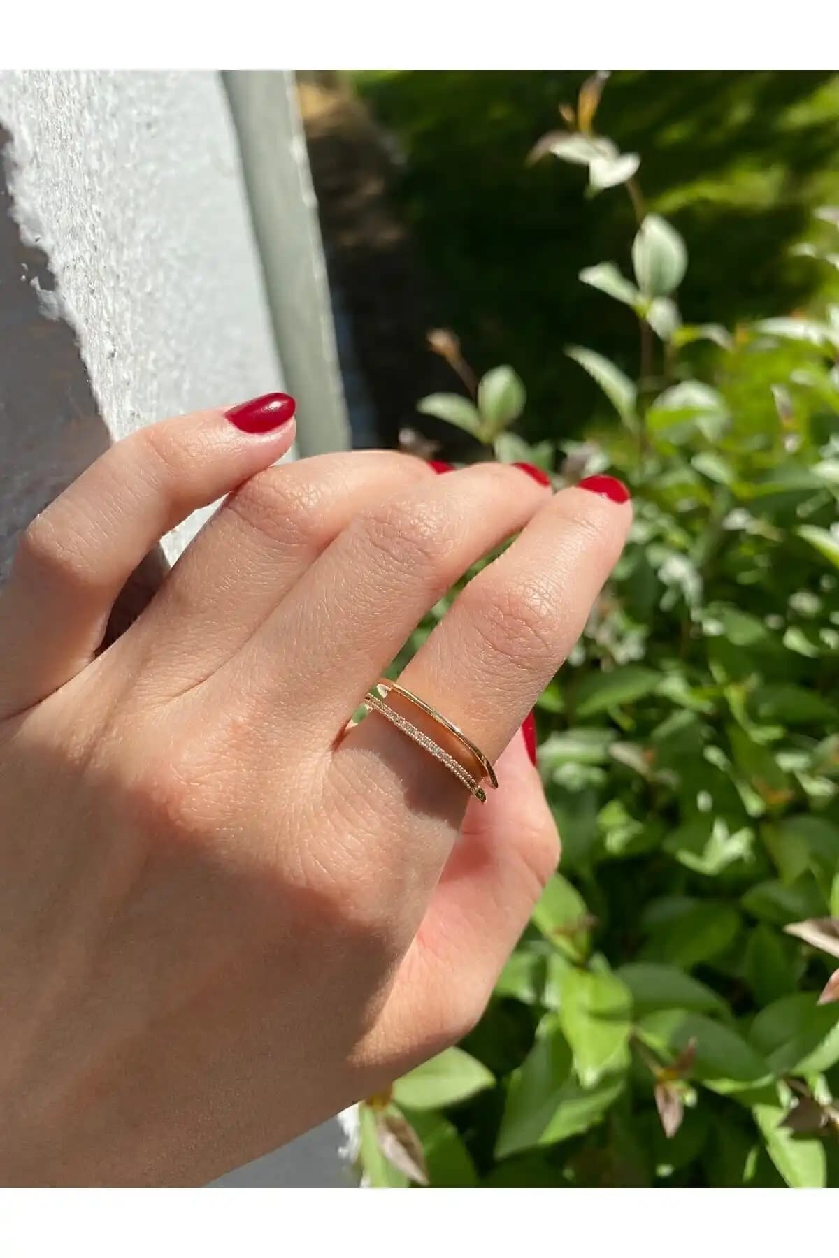 RingBox Gold Taşlı İki Sıra Kare Yüzük: Zarafet ve Şıklık Sunan Modern Takı Seçeneği