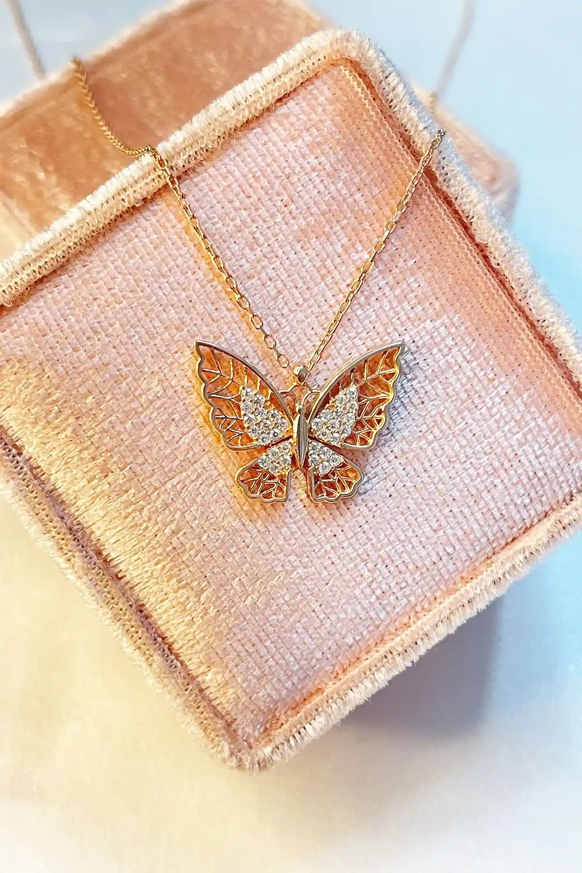 Rossalia Telkari Kelebek Kolye: Zarif ve Şık 925 Ayar Gümüş Kadın Takısı