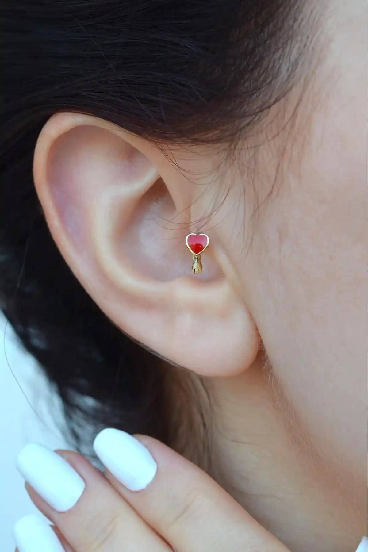 Sacce Kırmızı Kalpli ve Renkli Çiçek Tragus Piercing Karşılaştırması