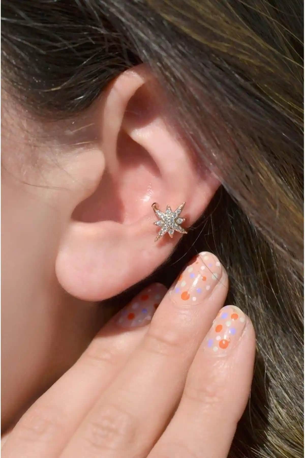 Sacce Scarves & Accessories Kuzey Yıldızı Zirkon Taşlı Sıkıştırmalı Kıkırdak Küpe Ürün Tanıtımı ve Özellikleri