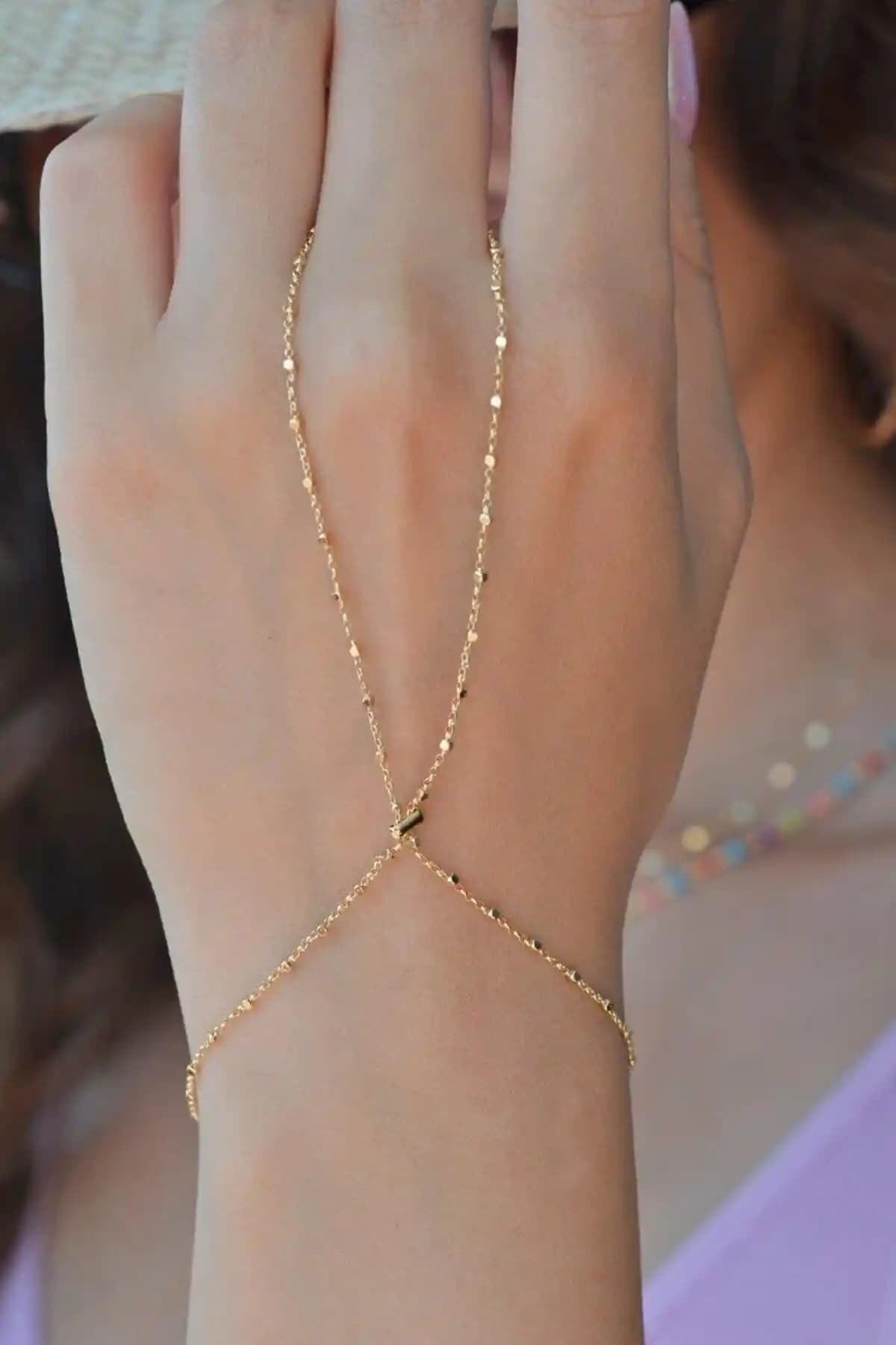 Sacce Scarves İnce Zincir Şahmeran Aksesuarı Modern ve Zarif Tasarımıyla Öne Çıkar