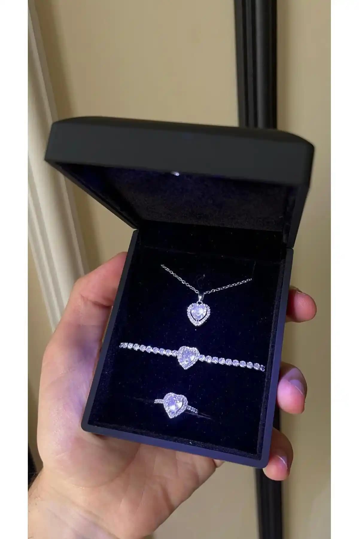 Sepetten Eve Işıklı Set Kutusunda 3'lü Gerçek Çelik Takı Seti Şıklık ve Anlam Bir Arada