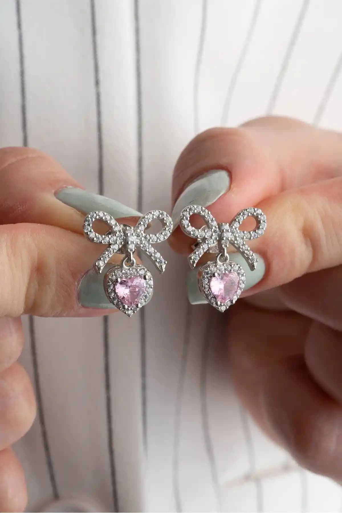 Silvano Jewelry 925 Ayar Gümüş Fiyonklu Kalp Küpe: Zarif ve Dayanıklı Takı Seçeneği