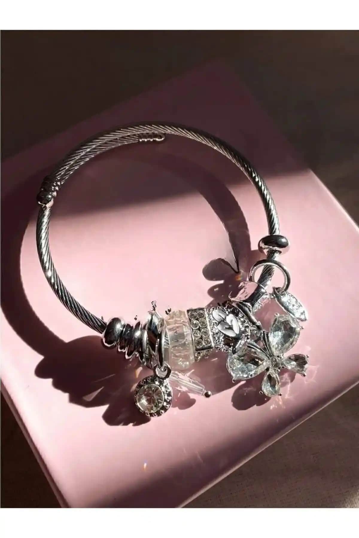 Snartun Beyaz Kristal Kelebek Charm'lı Çelik Bileklik: Zarif ve Dayanıklı Tasarım Özellikleri