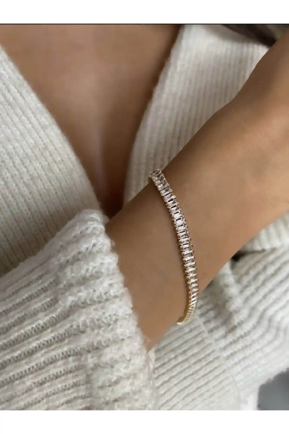 Takımakstore Su Yolu Zirkon Taşlı Gold VIP Bileklik: Şıklık ve Dayanıklılığın Buluşması