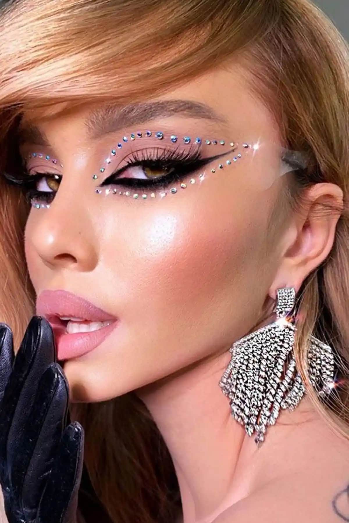 Takıştır Vücut ve Yüz Taşı: Estetik ve Kalıcı Makyaj Aksesuarları