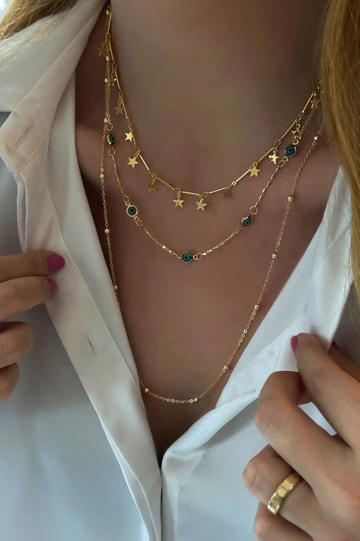 Trend ve şıklığı bir araya getiren nazar ve yıldız detaylı altın kaplama üçlü top zincir kolye