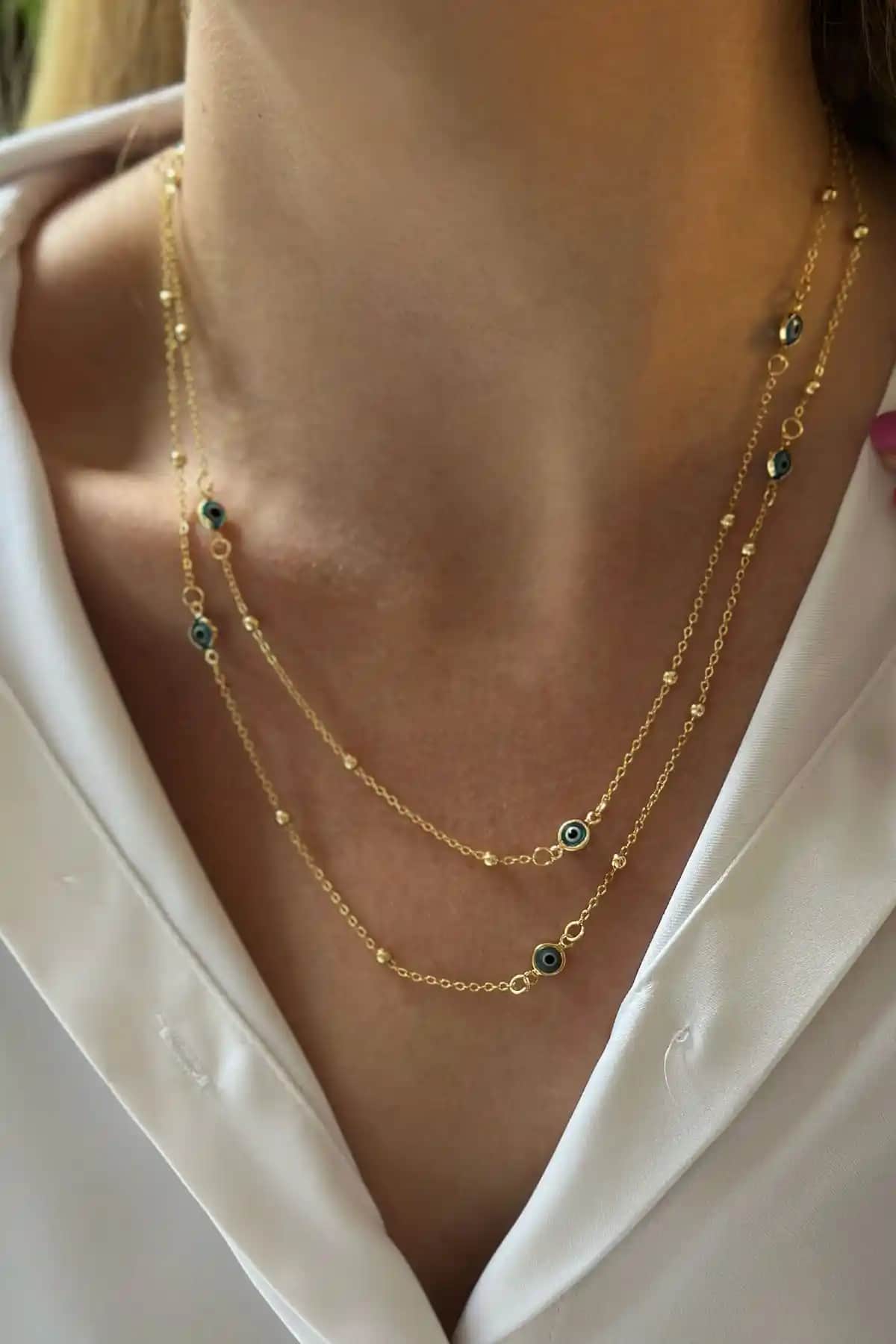 Trend ve Zarif Dolamalı Nazar Kolye: Koruyucu ve Şık Altın Renkli Takı