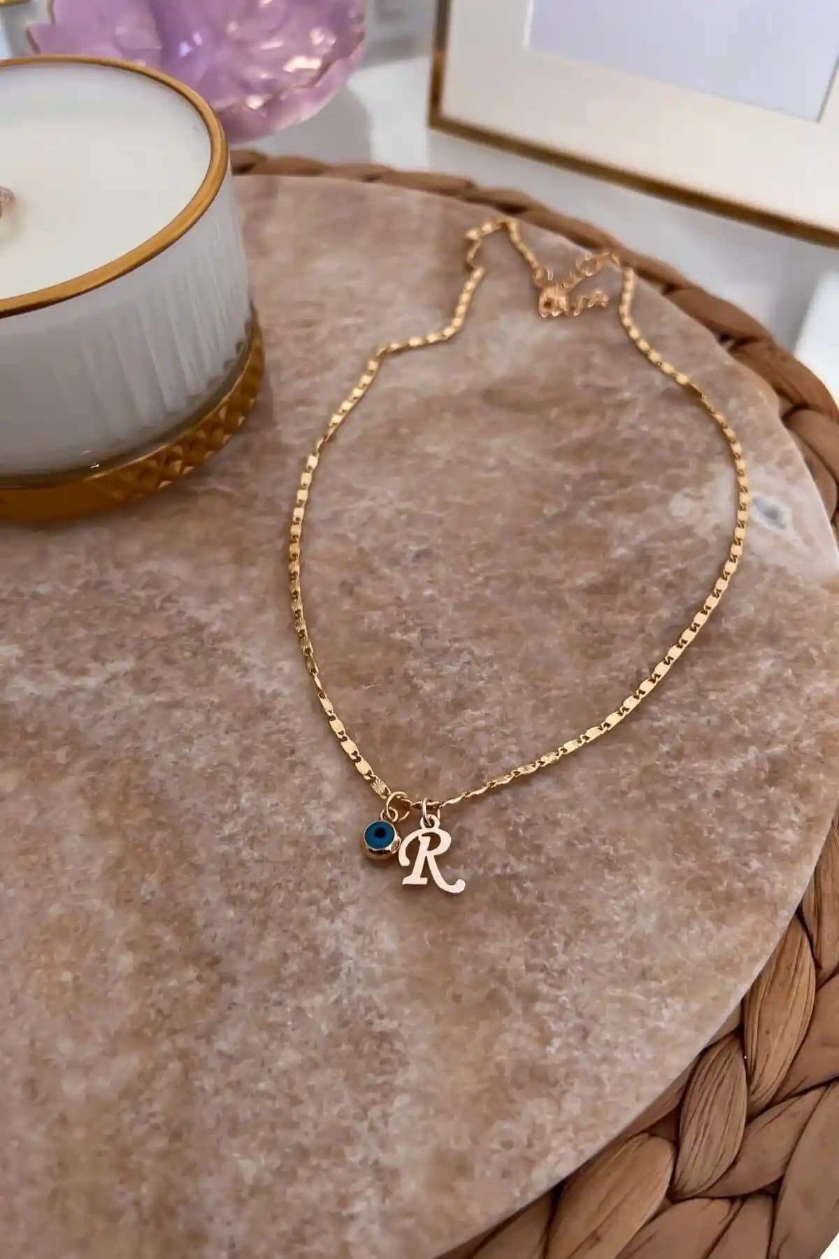 Trend Yüksekliği ve Dayanıklılığıyla Kişiye Özel Nazar ve R Harfi Uçlu Kolye