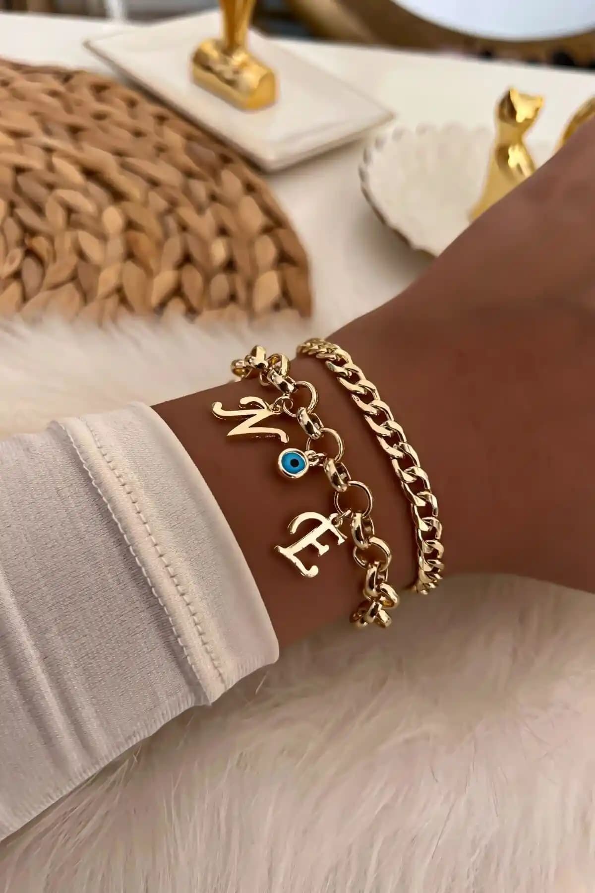 Trendy Butik Altın Renkli Harfli Zincir Bileklik: Şık ve Dayanıklı Kişisel Aksesuar